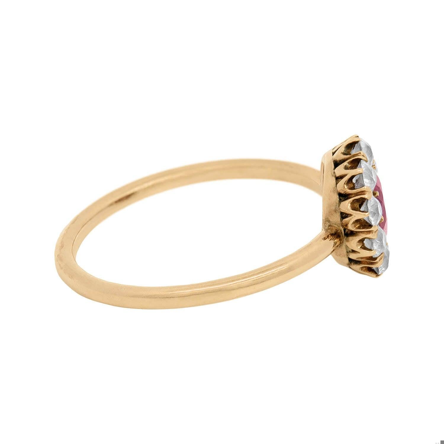 Ein wunderschöner Rubin- und Diamantring aus der viktorianischen Ära (ca. 1880)! Dieser außergewöhnliche Ring ist aus leuchtendem 14-karätigem Gold gefertigt. In der Mitte befindet sich ein prächtiger Burma-Rubin, der im Kissenschliff facettiert