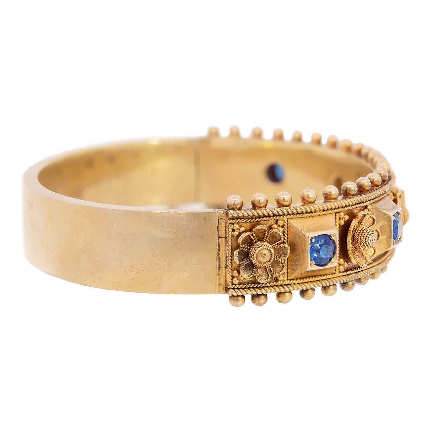 Ein schöner Saphir-Armreif aus der viktorianischen Zeit (ca. 1880)! Das aus 14-karätigem Gelbgold gefertigte Schmuckstück ist mit fünf Saphirsteinen besetzt, die von einer Perlenfassung gehalten werden. Die Saphire sind außerdem von quadratischen