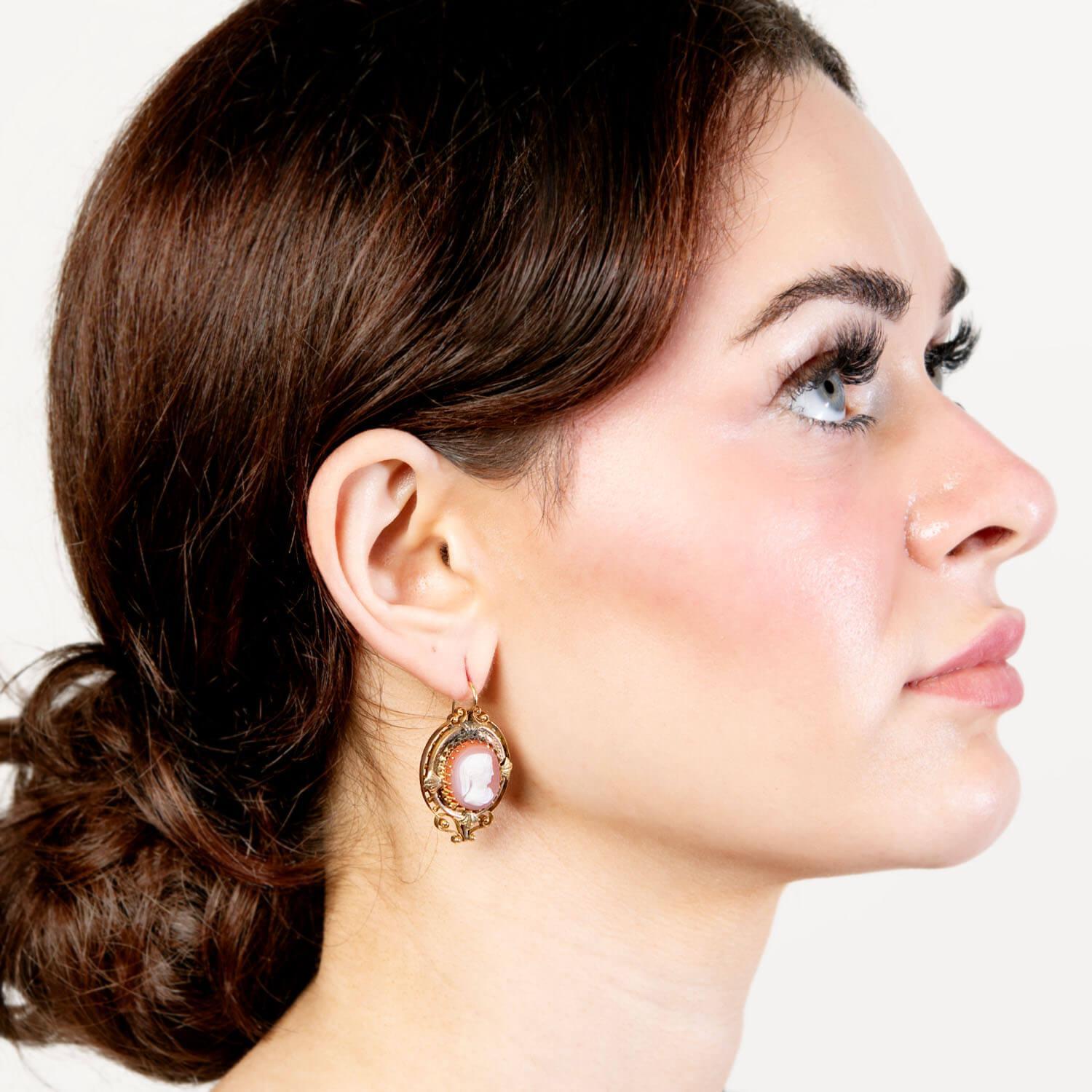 Pendientes camafeo victorianos de piedra dura de sardónice 14k Caras de mujer en Bueno estado para la venta en Narberth, PA