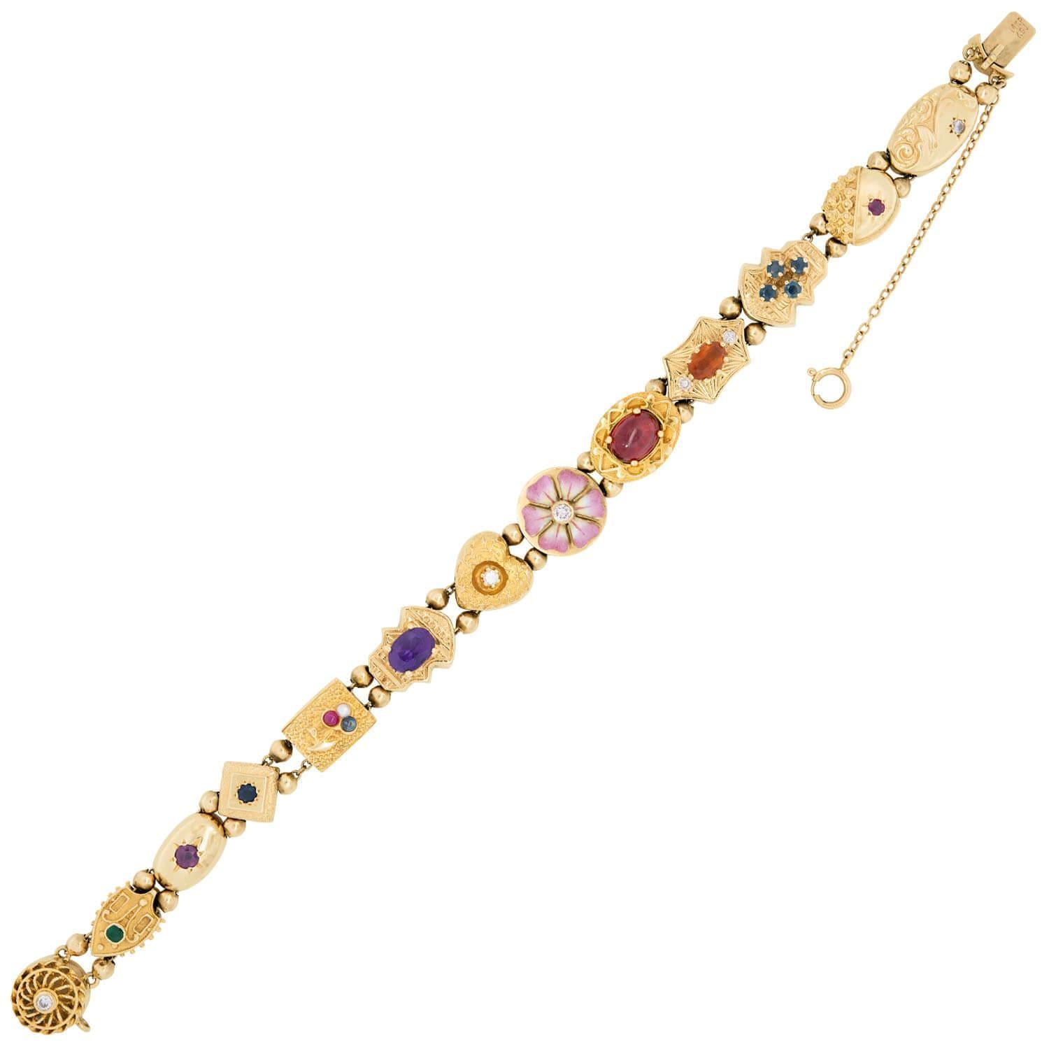 Un incroyable et unique bracelet à glissière à plusieurs breloques de l'époque victorienne (vers les années 1880) ! Cette superbe pièce de compilation en or jaune 14k présente 13 pendentifs coulissants très décoratifs sur une chaîne perlée à double