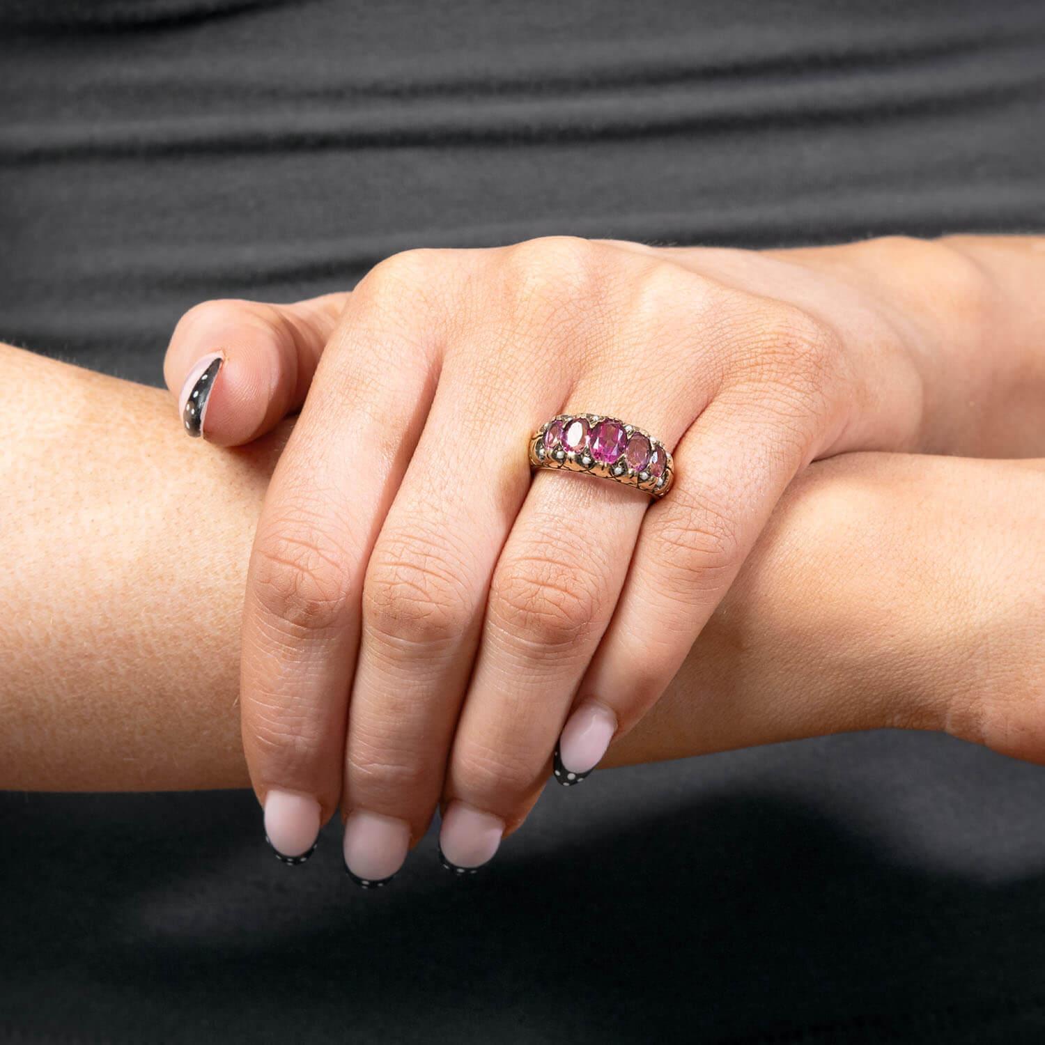 Anello vittoriano 14k con spinello e perla In condizioni buone in vendita a Narberth, PA