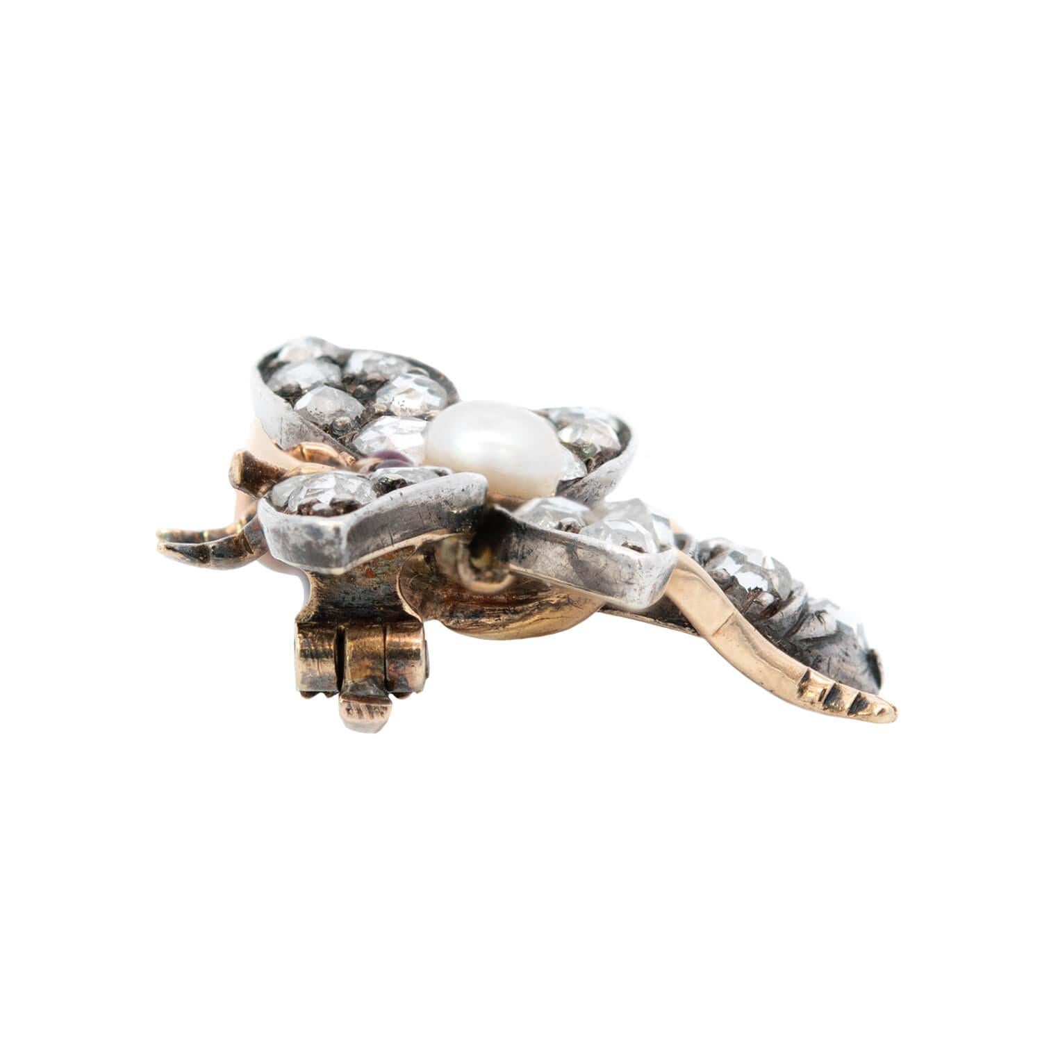 Eine absolut prächtige Multi-Stein-Käfer-Anstecknadel aus der viktorianischen (ca. 1880) Ära! Dieses unglaubliche Stück ist aus 18 Karat Gold und Sterlingsilber gefertigt und stellt einen geflügelten Käfer dar. Die Flügel und der Thorax des Käfers