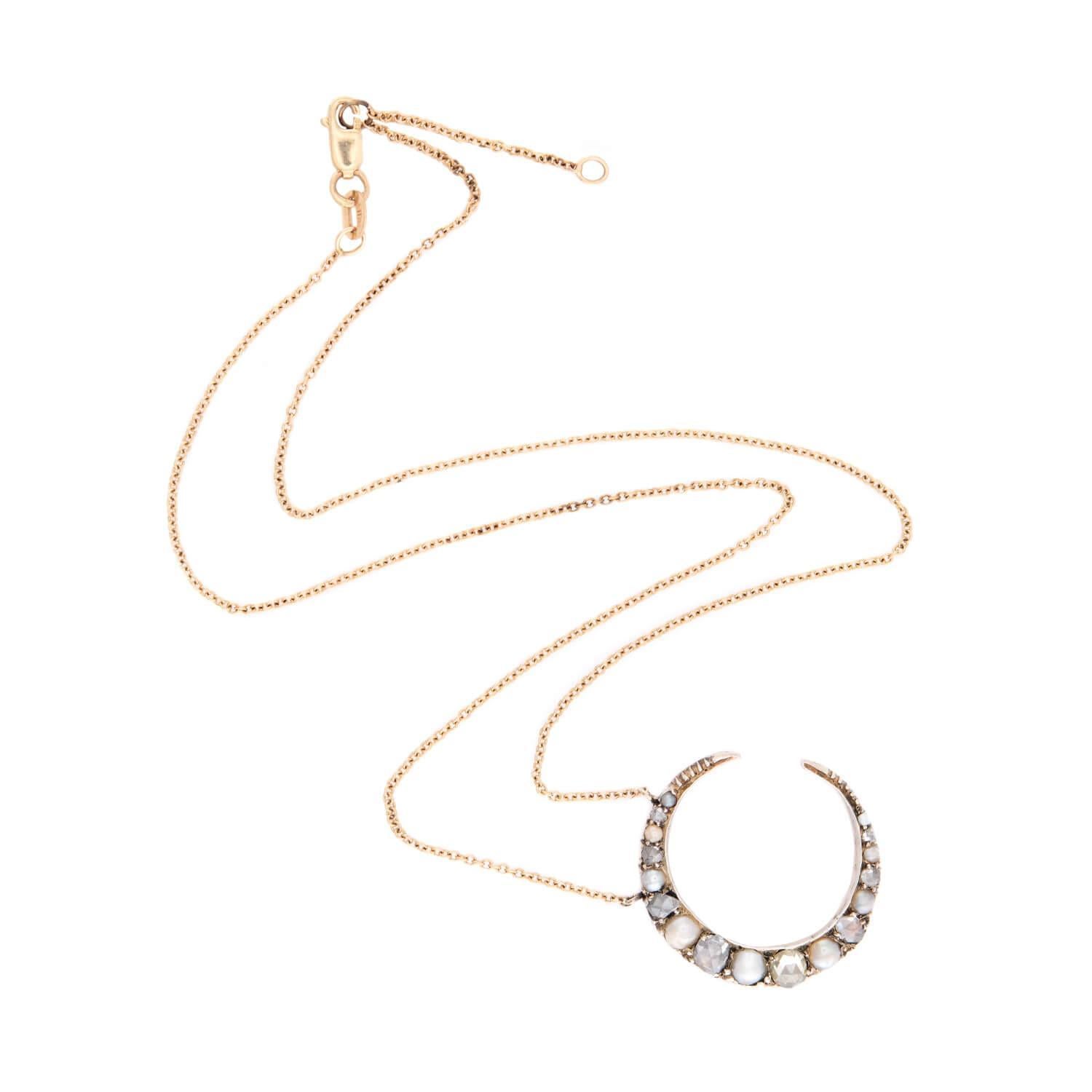 Un superbe pendentif en forme de croissant datant de l'époque victorienne (vers les années 1880) ! Réalisé en or jaune 14k et en argent sterling, ce collier est composé d'une délicate chaîne câblée en or. La chaîne est interrompue au centre de la