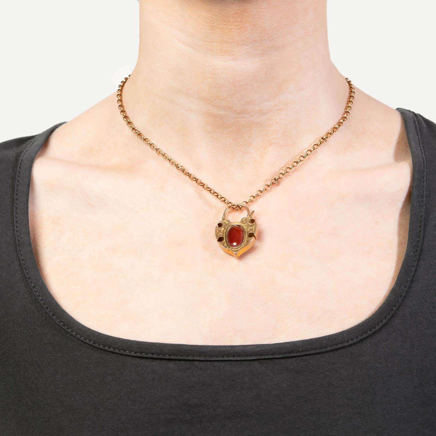 Collana vittoriana con ciondolo a forma di cuore con granato e diamanti in argento 14k/sterling In condizioni buone in vendita a Narberth, PA