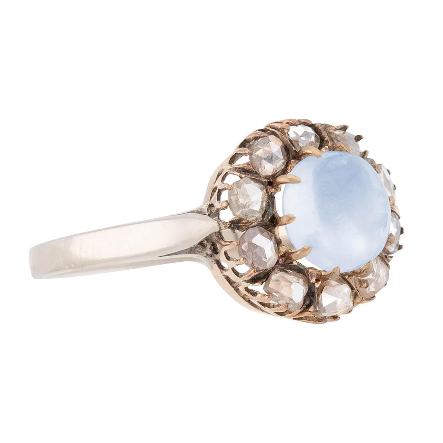 Uno splendido anello con pietra di luna e diamanti di epoca vittoriana (ca188s)! Realizzato in oro giallo 14 carati e rifinito in argento sterling, questo anello presenta una pietra di luna cabochon centrale da 1,5 carati. La pietra di luna è