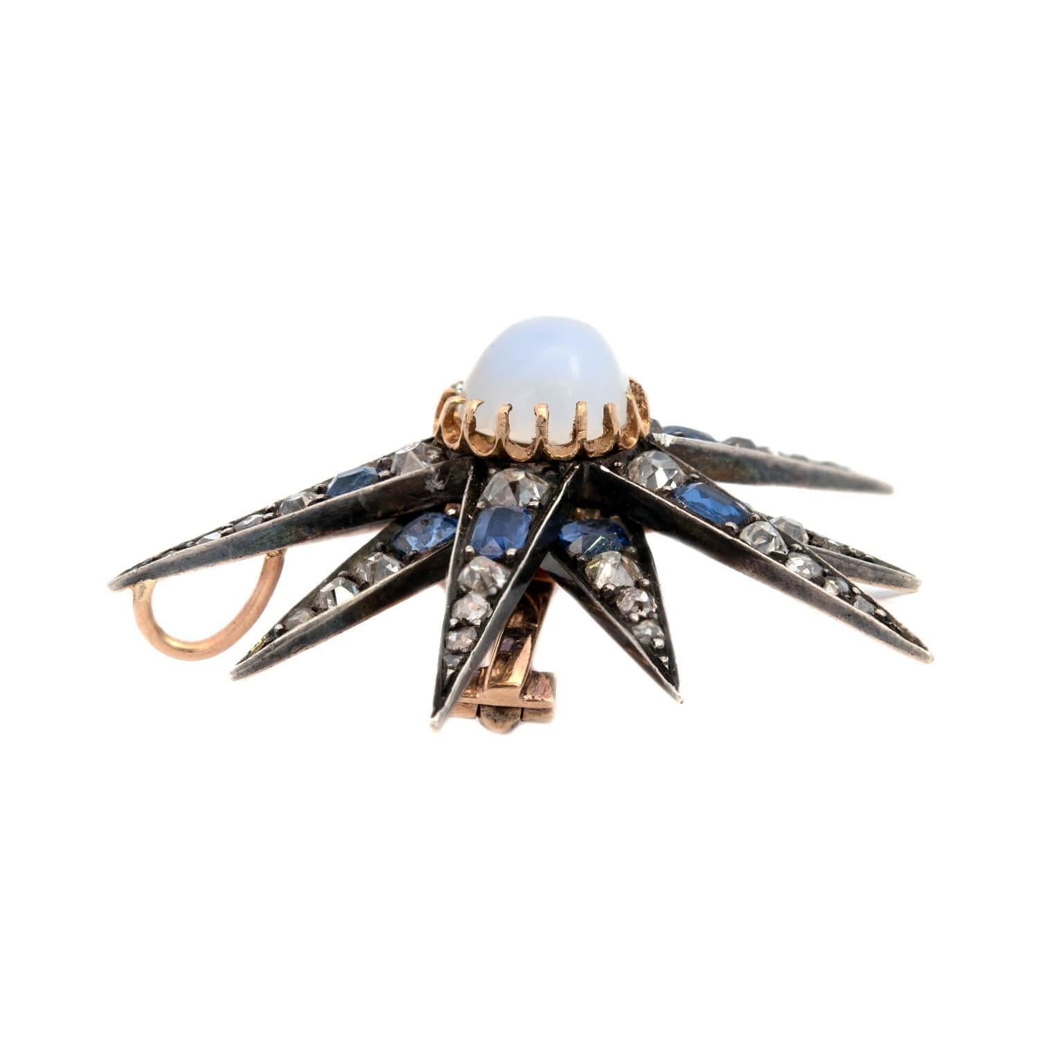 Una spettacolare spilla/pendente con pietra di luna, diamanti e zaffiri di epoca vittoriana (ca. 1880)! Incastonata in oro giallo 14 carati e ricoperta di argento sterling patinato, questa stella dai contorni meravigliosi è composta da una pietra di