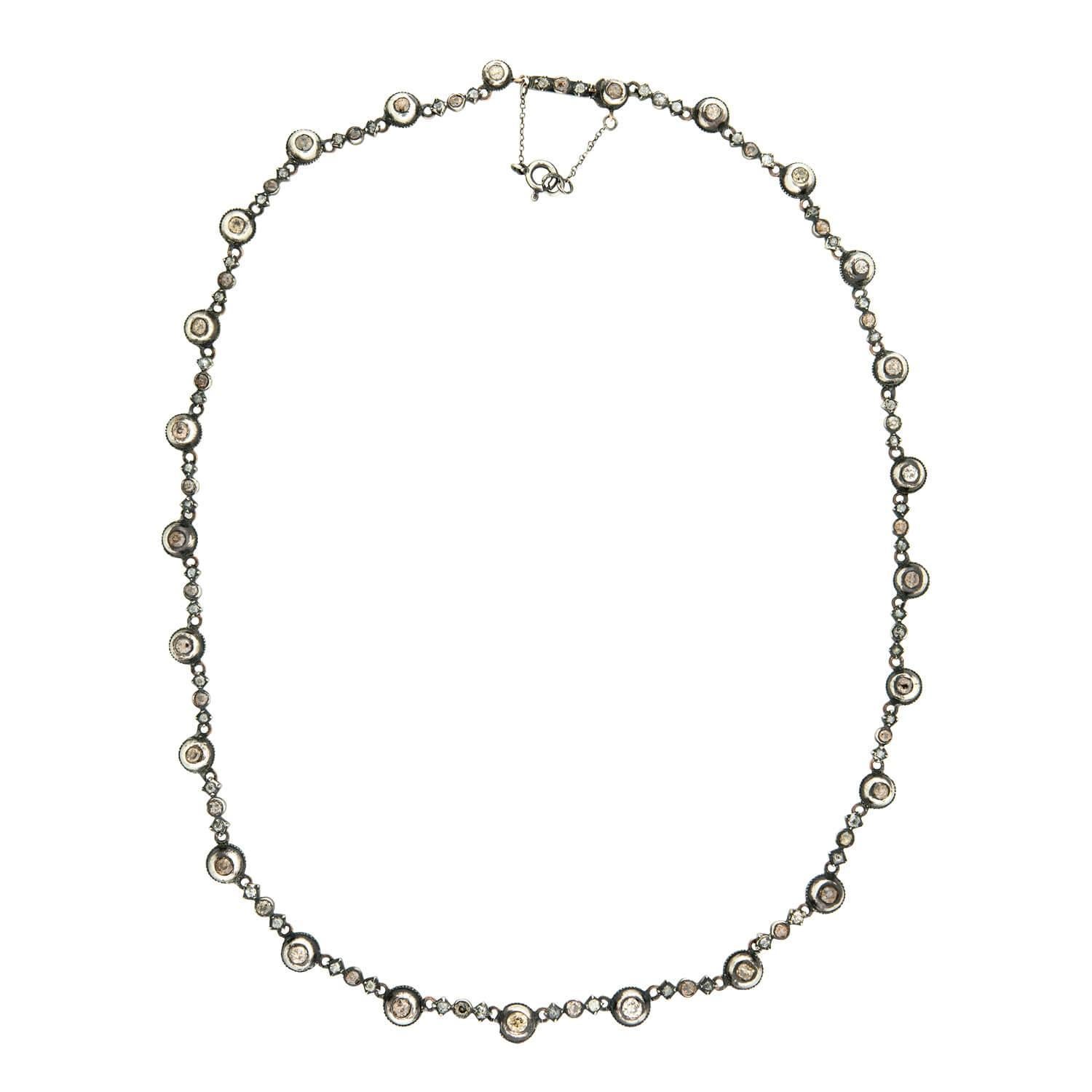Una collana di diamanti Riviera di epoca vittoriana (ca. 1880) assolutamente mozzafiato! Realizzata in argento sterling e oro 14k, questa splendida collana presenta 50 maglie con diamanti alternati. Le maglie più grandi presentano diamanti taglio