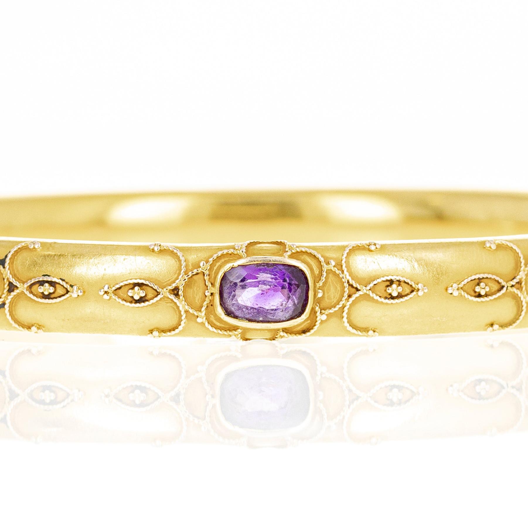 Époque : Domaine victorien
Composition : Or jaune 14K 
Pierre principale : Trois améthystes en coussin, une légèrement ébréchée
Poids total en carats : Environ 2 carats 
Largeur du bracelet : 1cm
Circonférence du bracelet : 7 pouces
Poids du
