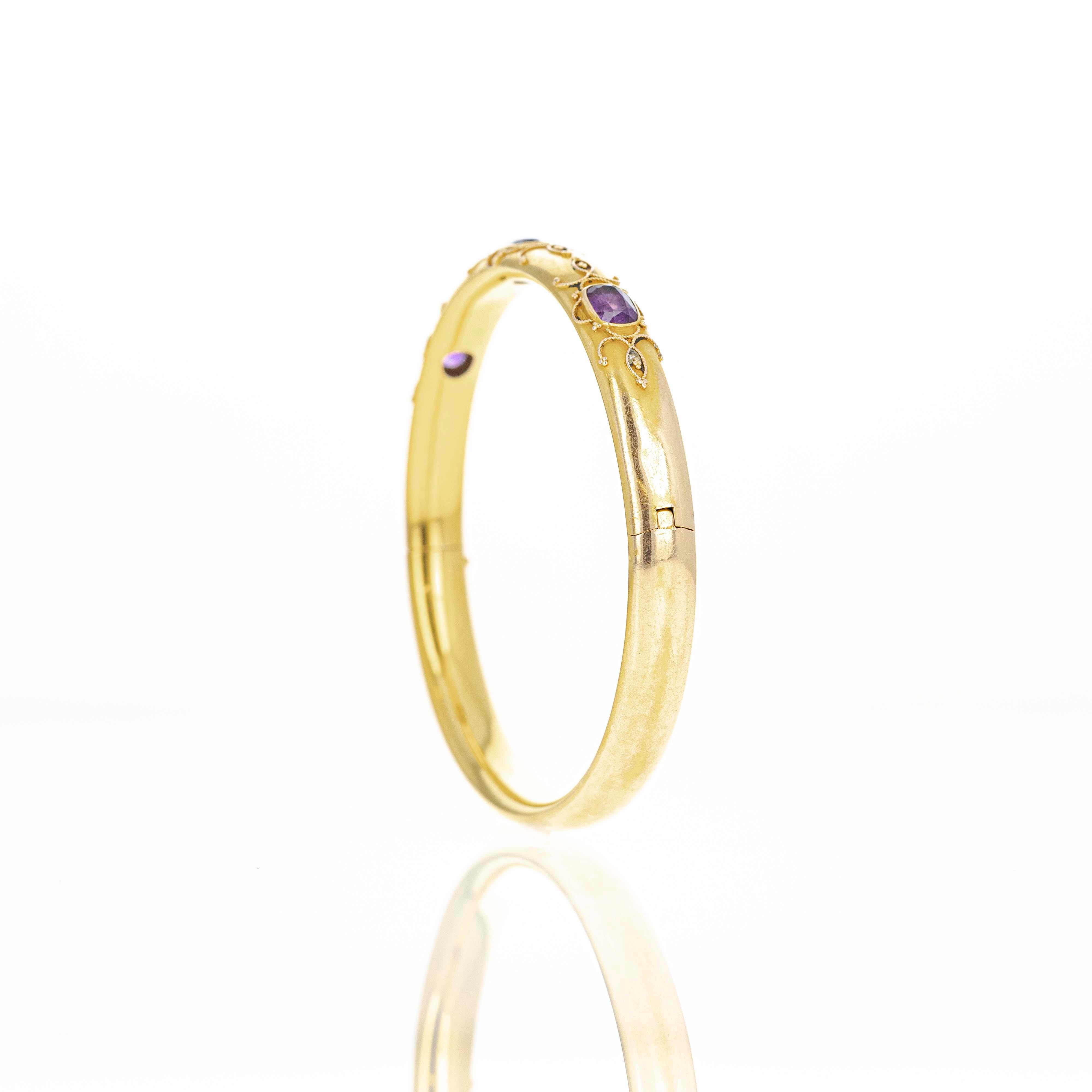 Taille ovale Bracelet jonc victorien en or jaune 14 carats avec améthyste de 2 carats en vente