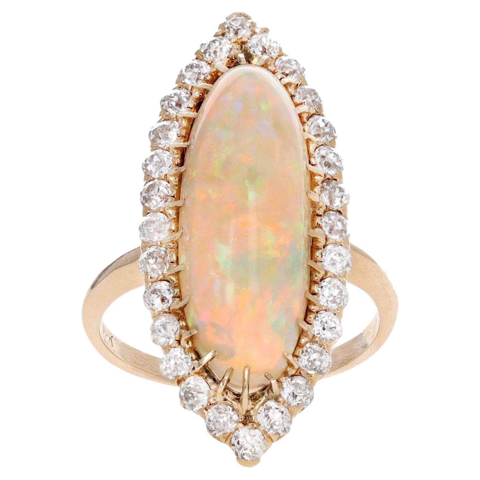 Viktorianischer Halo-Ring, 14 Karat Gelbgold, 5 Karat äthiopischer Opal, alter europäischer Diamant