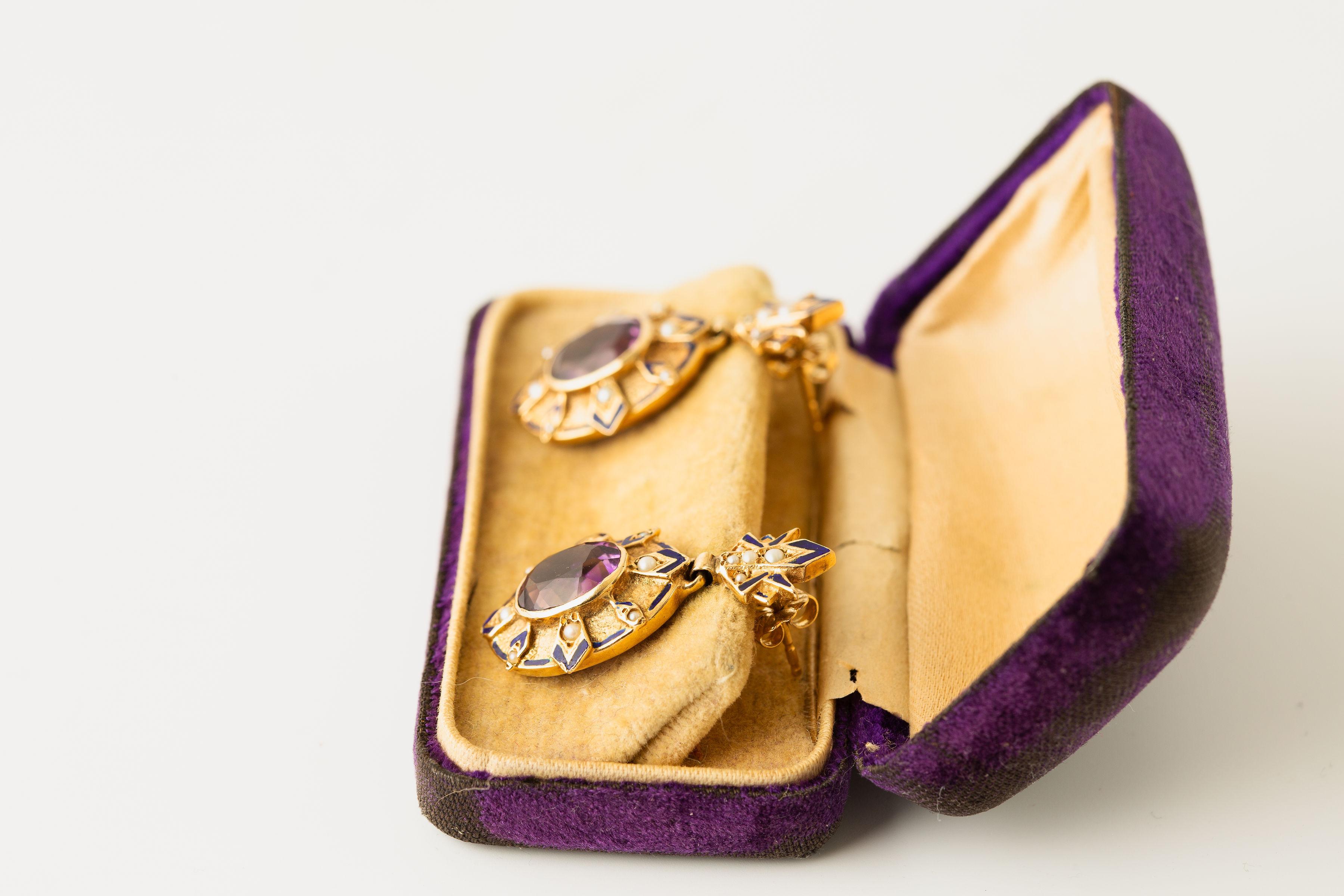 Taglio cuscino antico Orecchini vittoriani in oro giallo 14k con ametista e perle di seme/Enamel in vendita