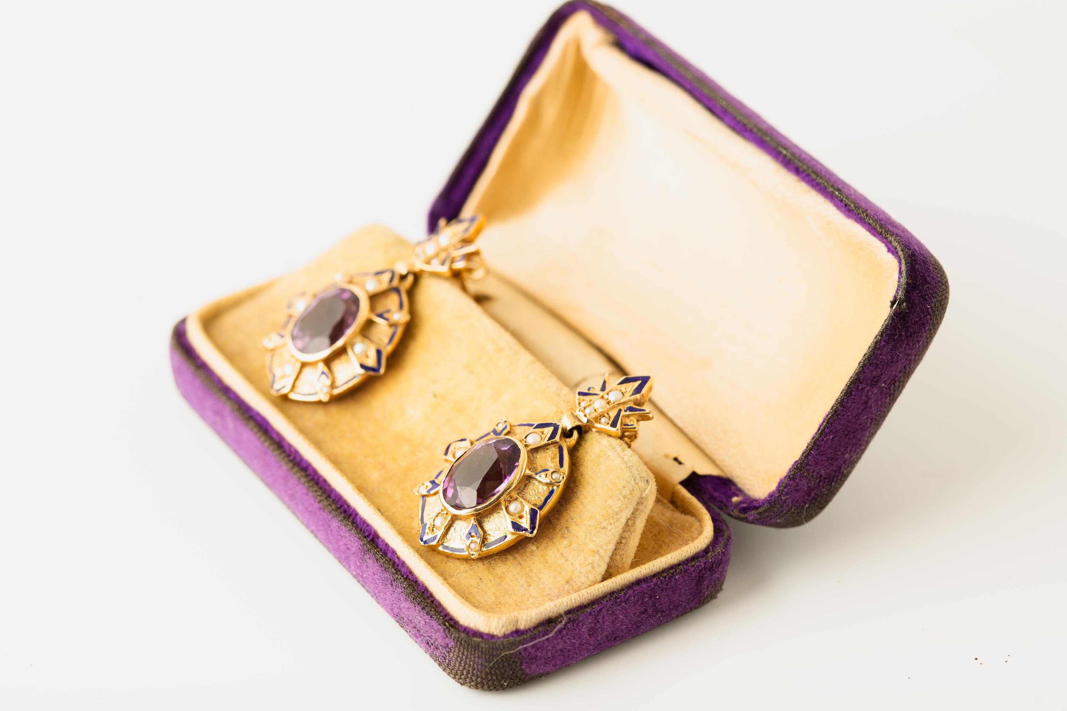 Orecchini vittoriani in oro giallo 14k con ametista e perle di seme/Enamel In condizioni buone in vendita a Bernardsville, NJ