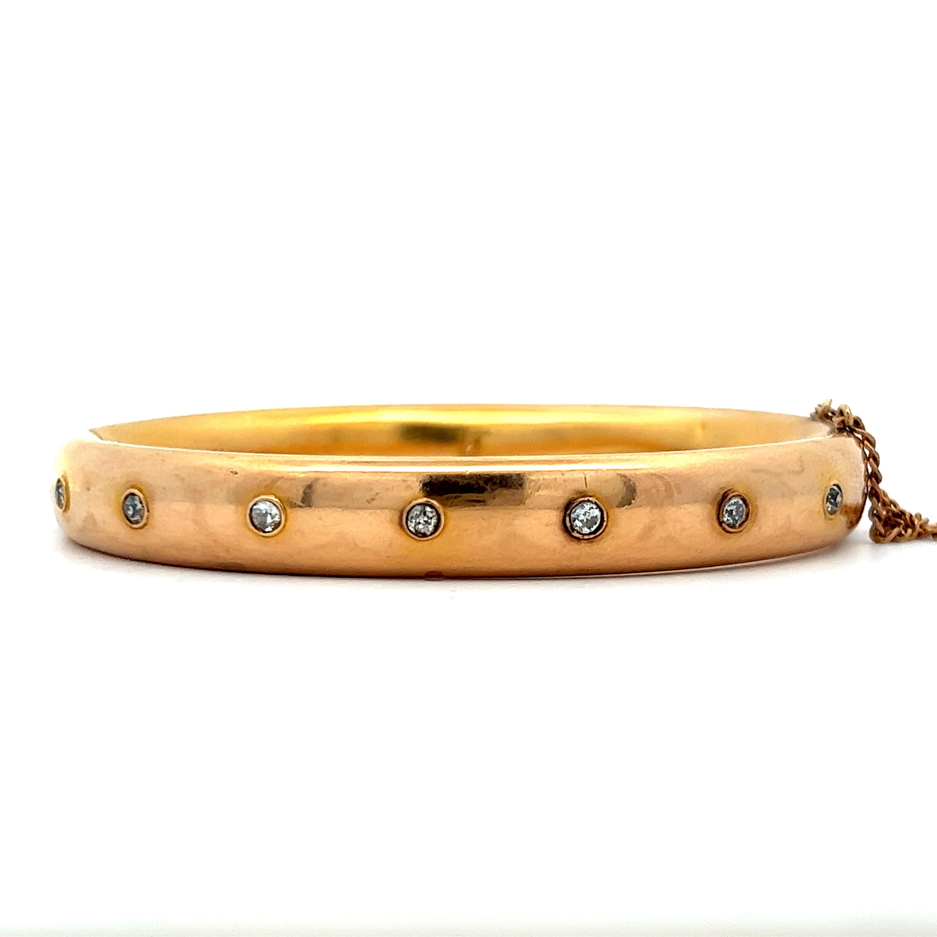 Dieses atemberaubende viktorianische Armband ist aus 14k Gelbgold mit Diamanten gefertigt. Das Armband hat ein Scharnier mit Verschluss und Kette, um einen sicheren und bequemen Sitz zu gewährleisten. Die Armspange ist in der Mitte mit Diamanten von