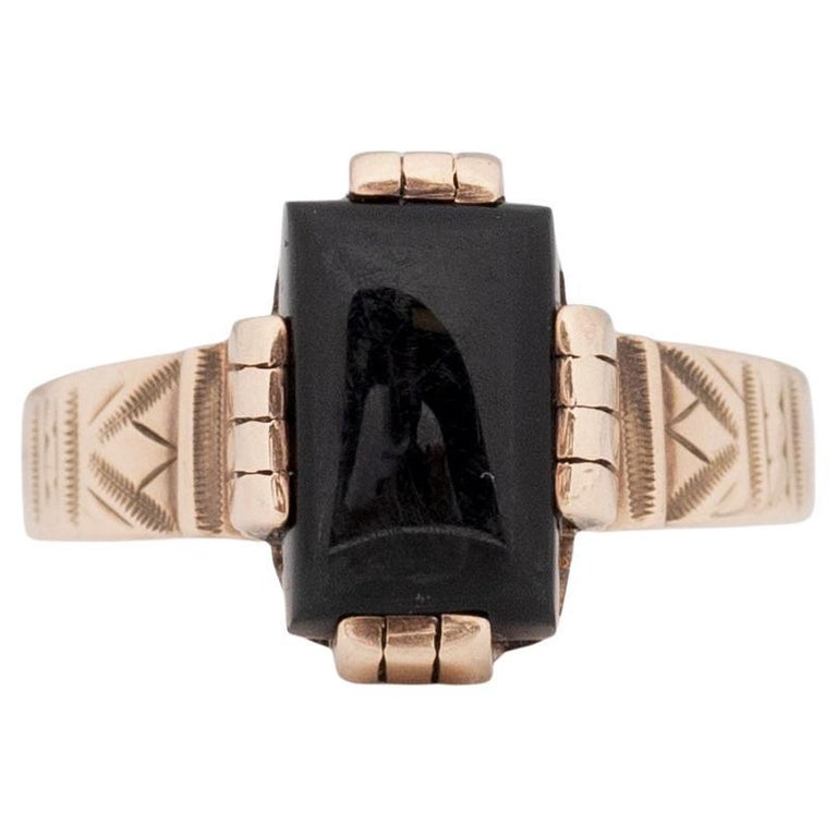 Victorian 14K Yellow Gold Antique Rectangle Cabochon Onyx Unisex Fashion Ring  For Sale