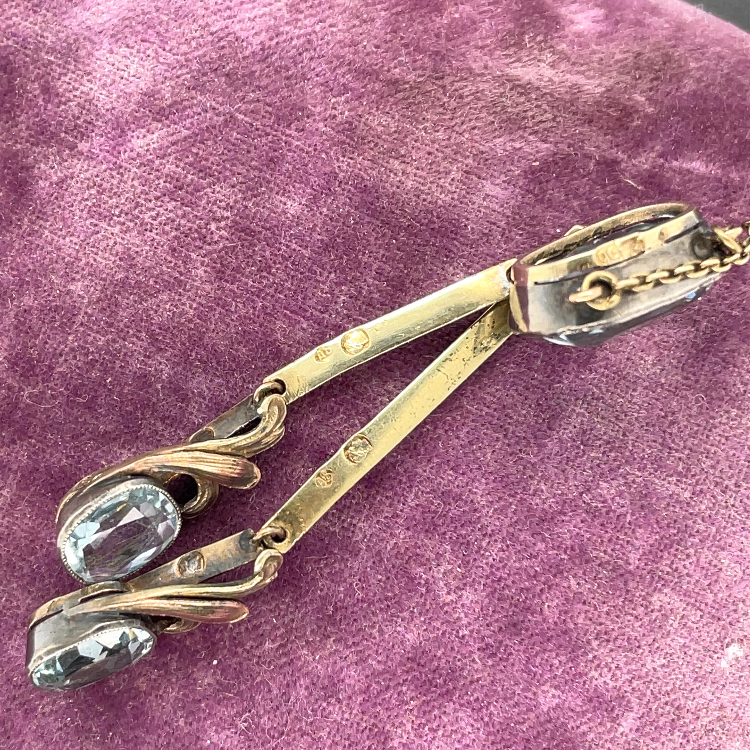 Halskette mit Aquamarin-Tropfen aus viktorianischem 14 Karat Gelbgold mit Lünette im Angebot 2