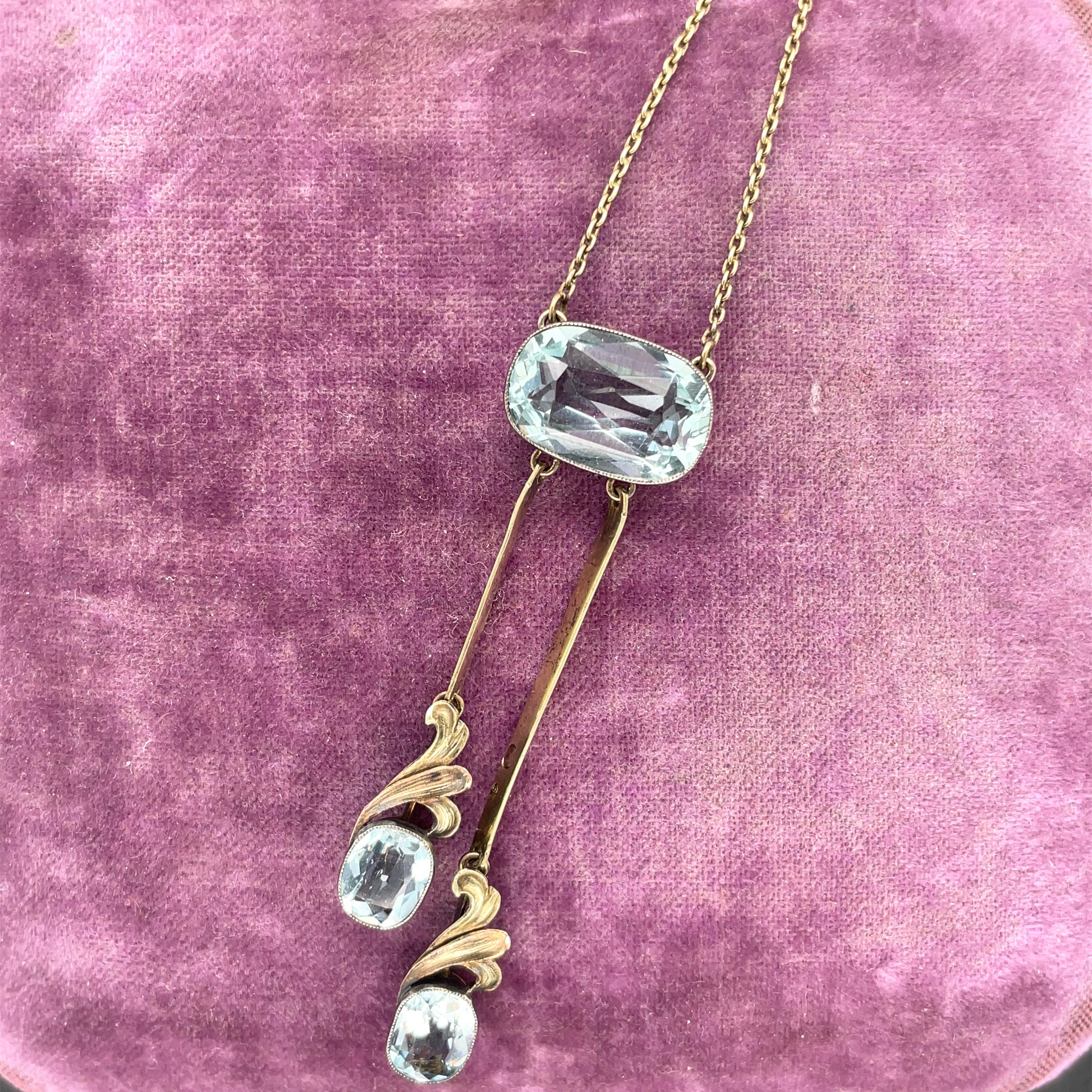 Halskette mit Aquamarin-Tropfen aus viktorianischem 14 Karat Gelbgold mit Lünette im Angebot 3