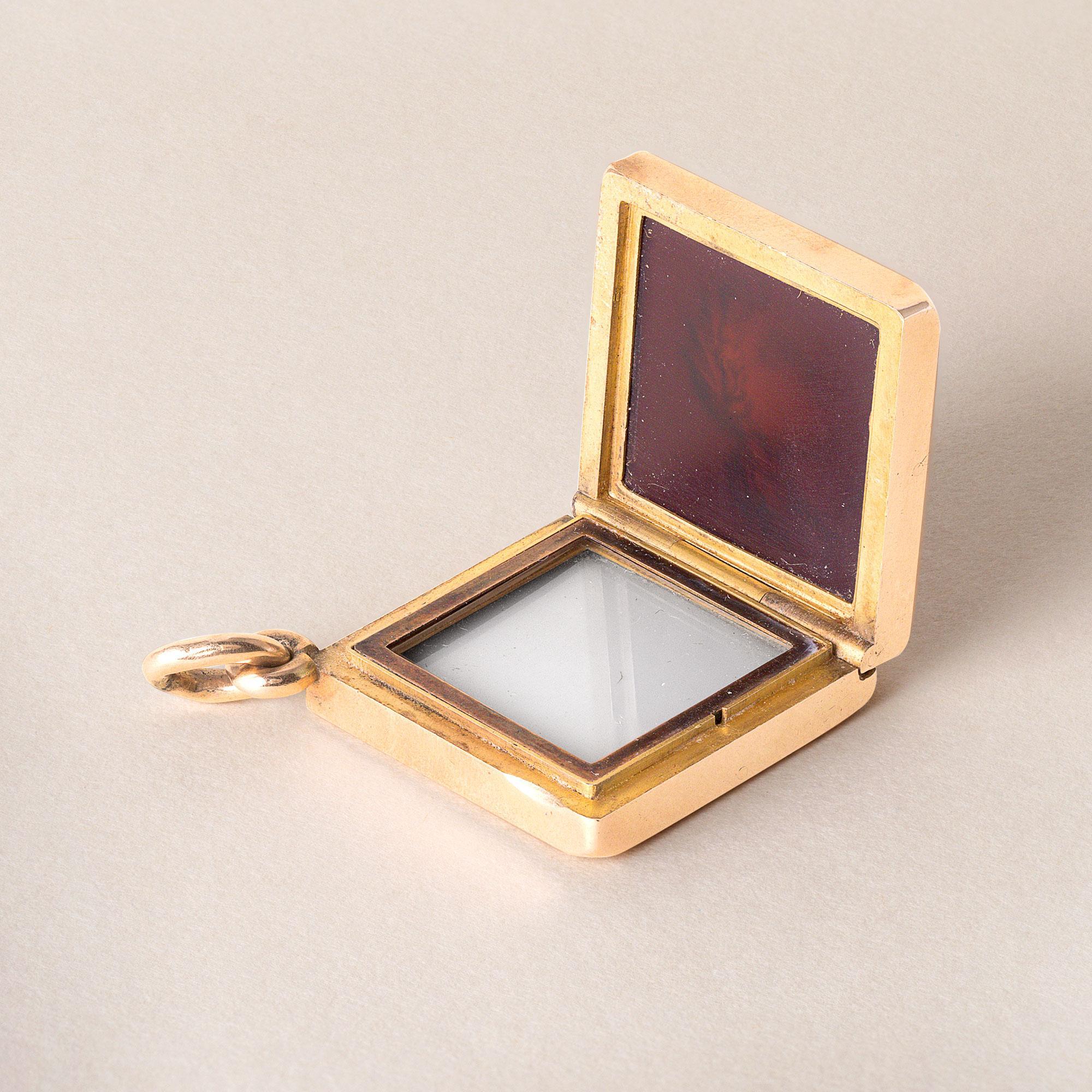 Victorian 14K Yellow Gold Carnelian Intaglio Pendant Locket For Sale 1