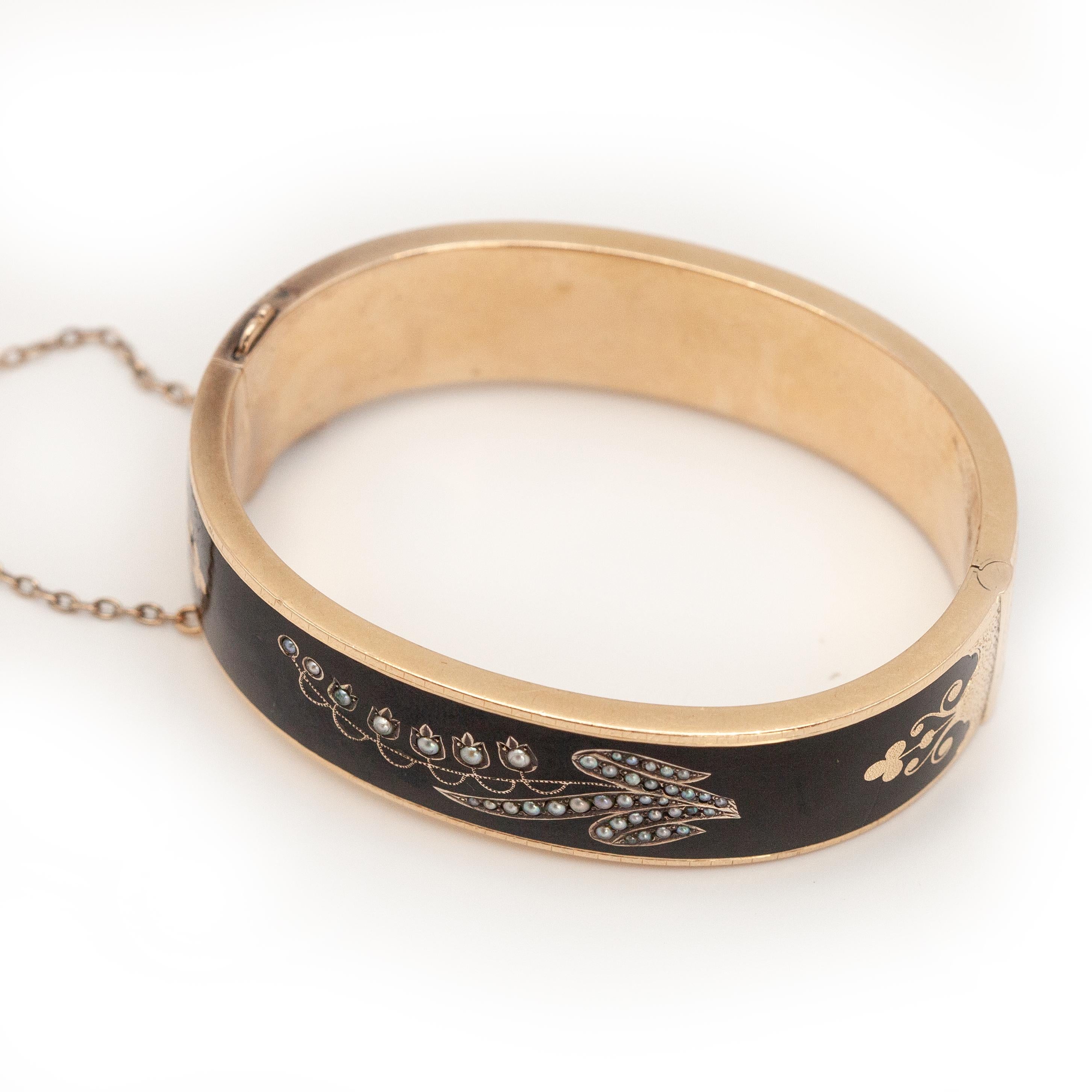 Rare et magnifique bracelet à charnière en or jaune 14K de l'époque victorienne, émaillé de perles de rocaille et de muguet.

Poids brut approximatif : 28,5 grammes

Mesures approximatives :
Intérieur : 42.4mm x 56.5mm
S'adapte aux poignets jusqu'à