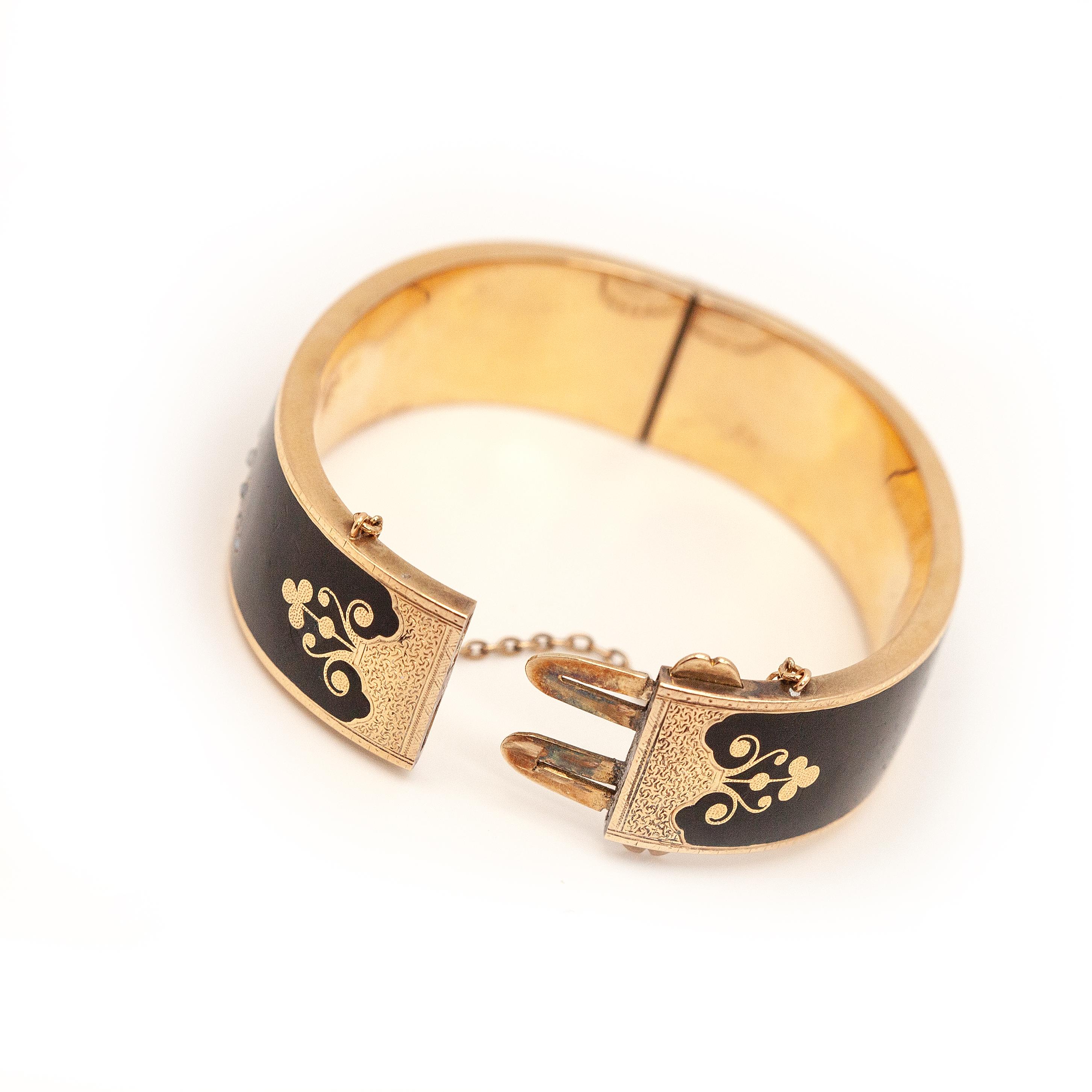 Taille ronde Bracelet jonc victorien en or jaune 14 carats, émail et perles naturelles en vente