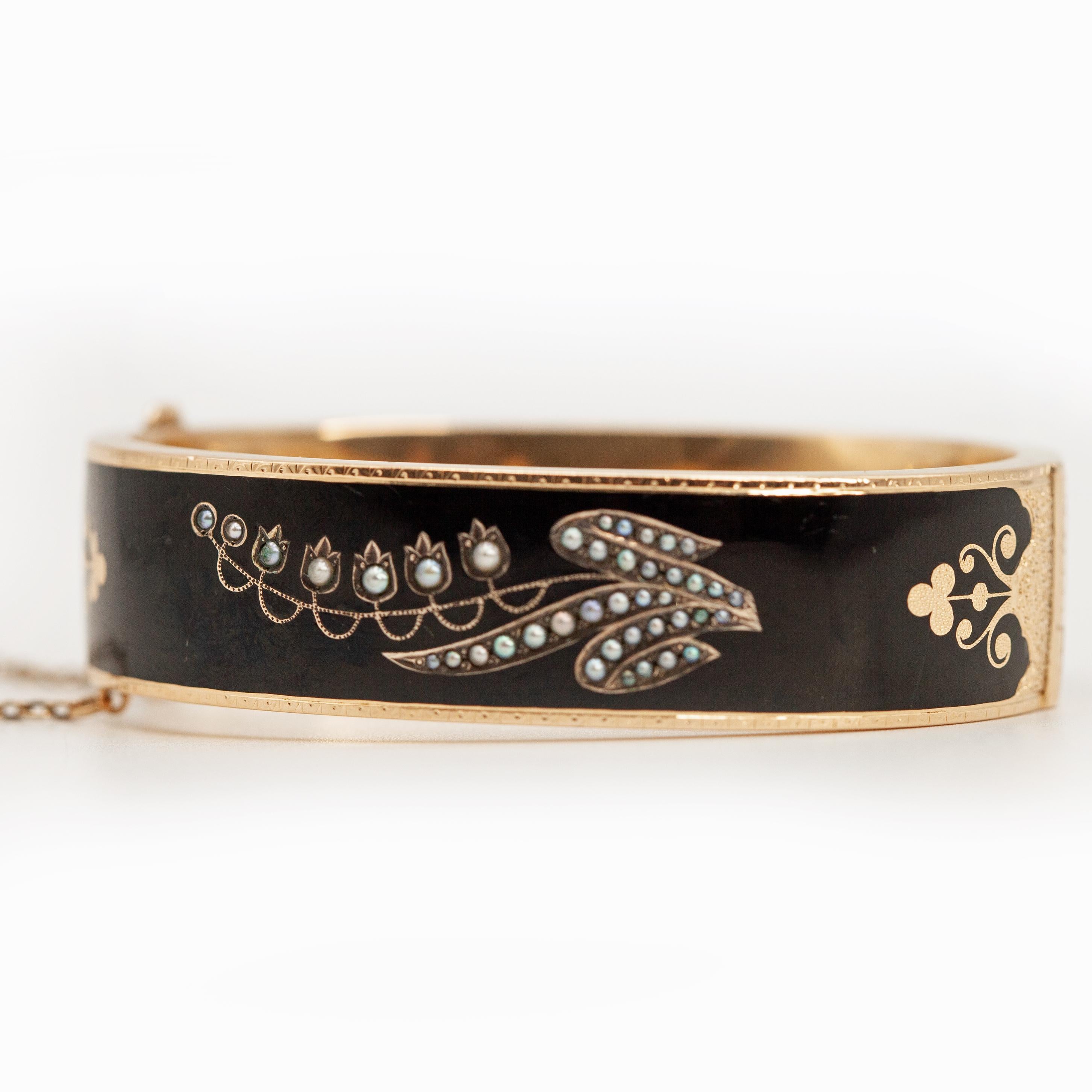Bracelet jonc victorien en or jaune 14 carats, émail et perles naturelles en vente 1