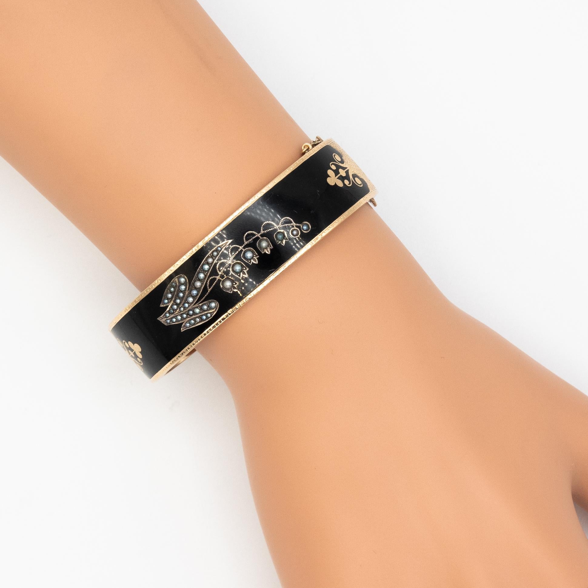 Bracelet jonc victorien en or jaune 14 carats, émail et perles naturelles en vente 2