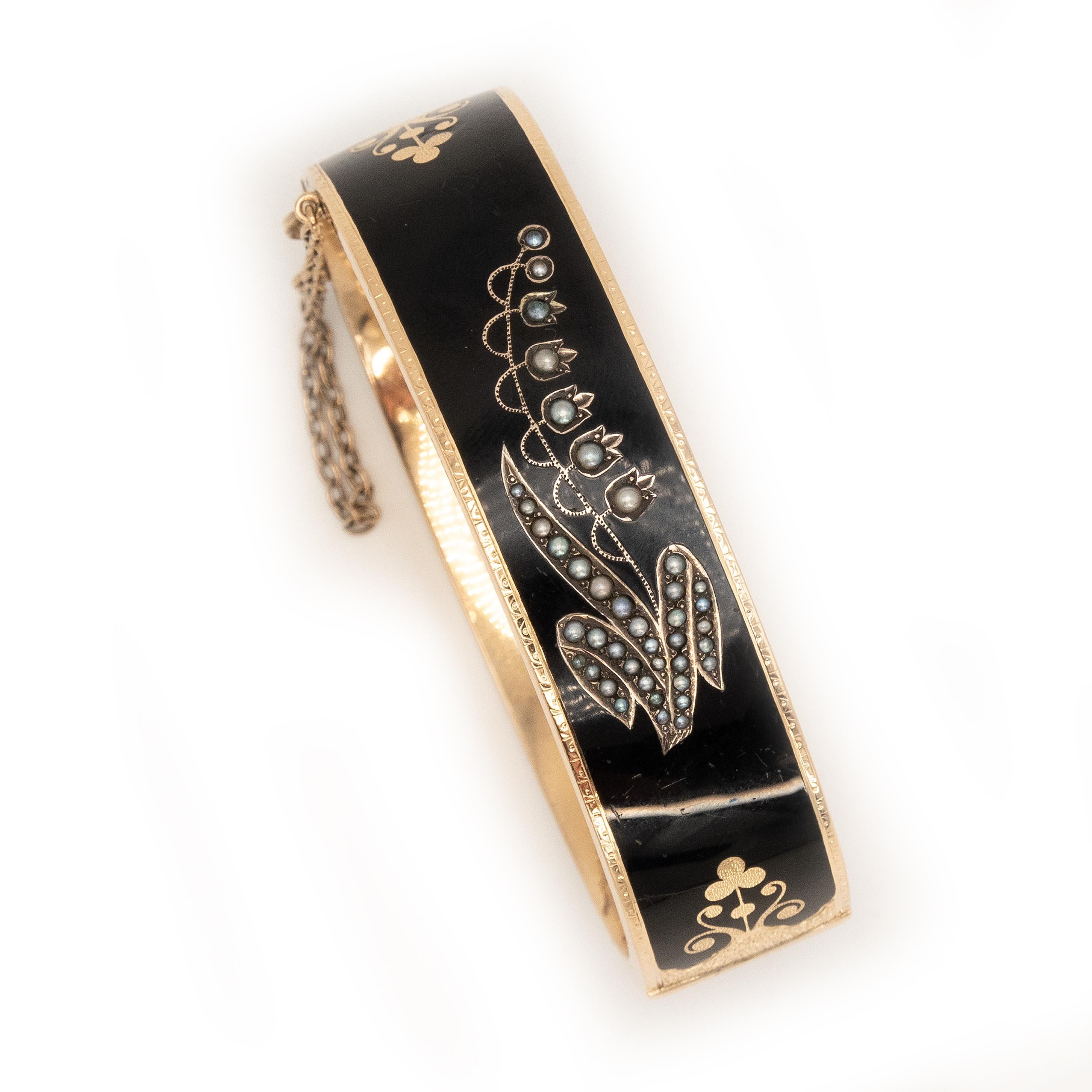 Bracelet jonc victorien en or jaune 14 carats, émail et perles naturelles en vente 3