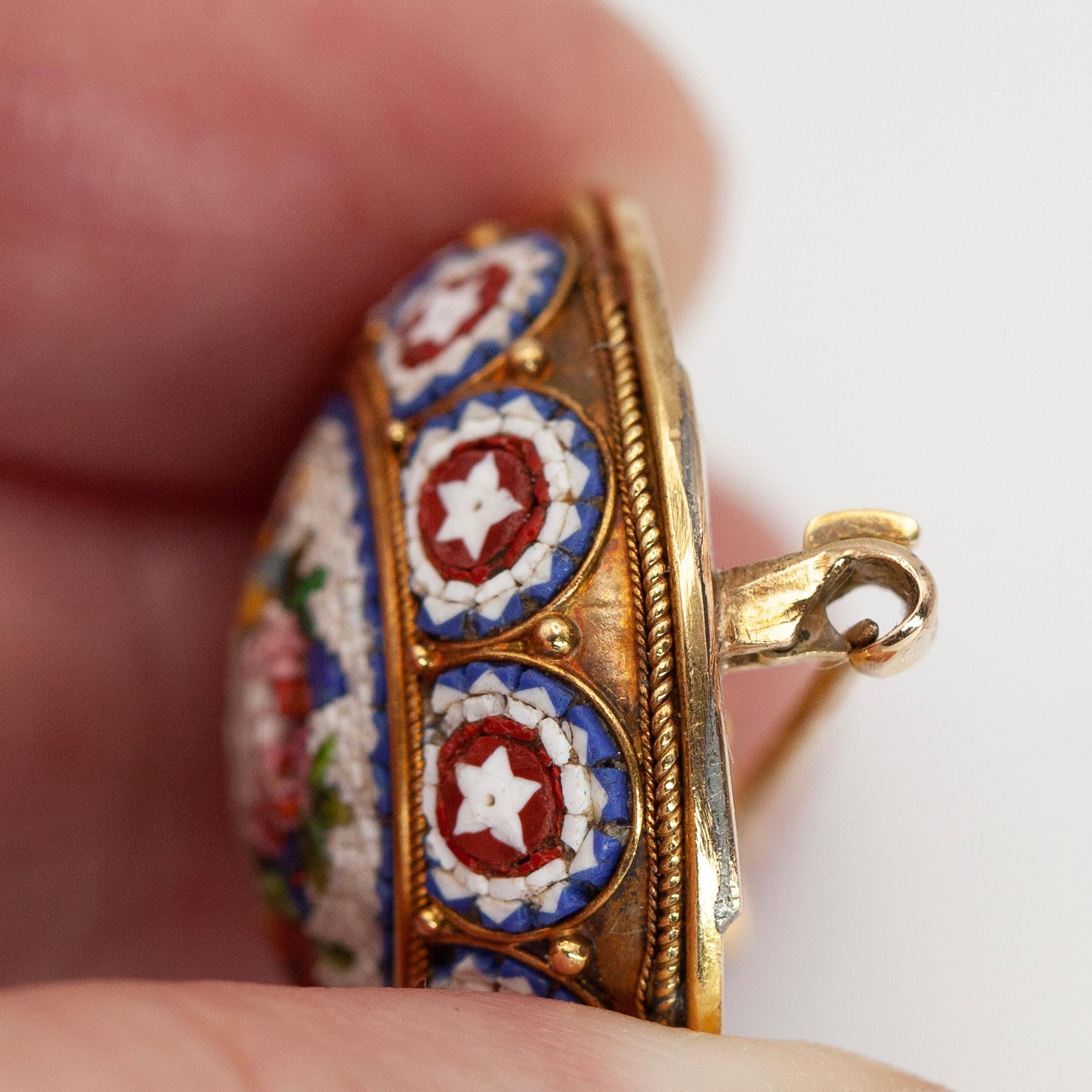 Seltene viktorianische 14K Gelbgold venezianischen Glas floral gestaltet Mikro Mosaik Pin Brosche

Ungefähres Gewicht: 11,7 Gramm

Ungefähre Maße:
Durchmesser: 27,2 mm
Dicke: 14,2 mm 

Punze: 14K