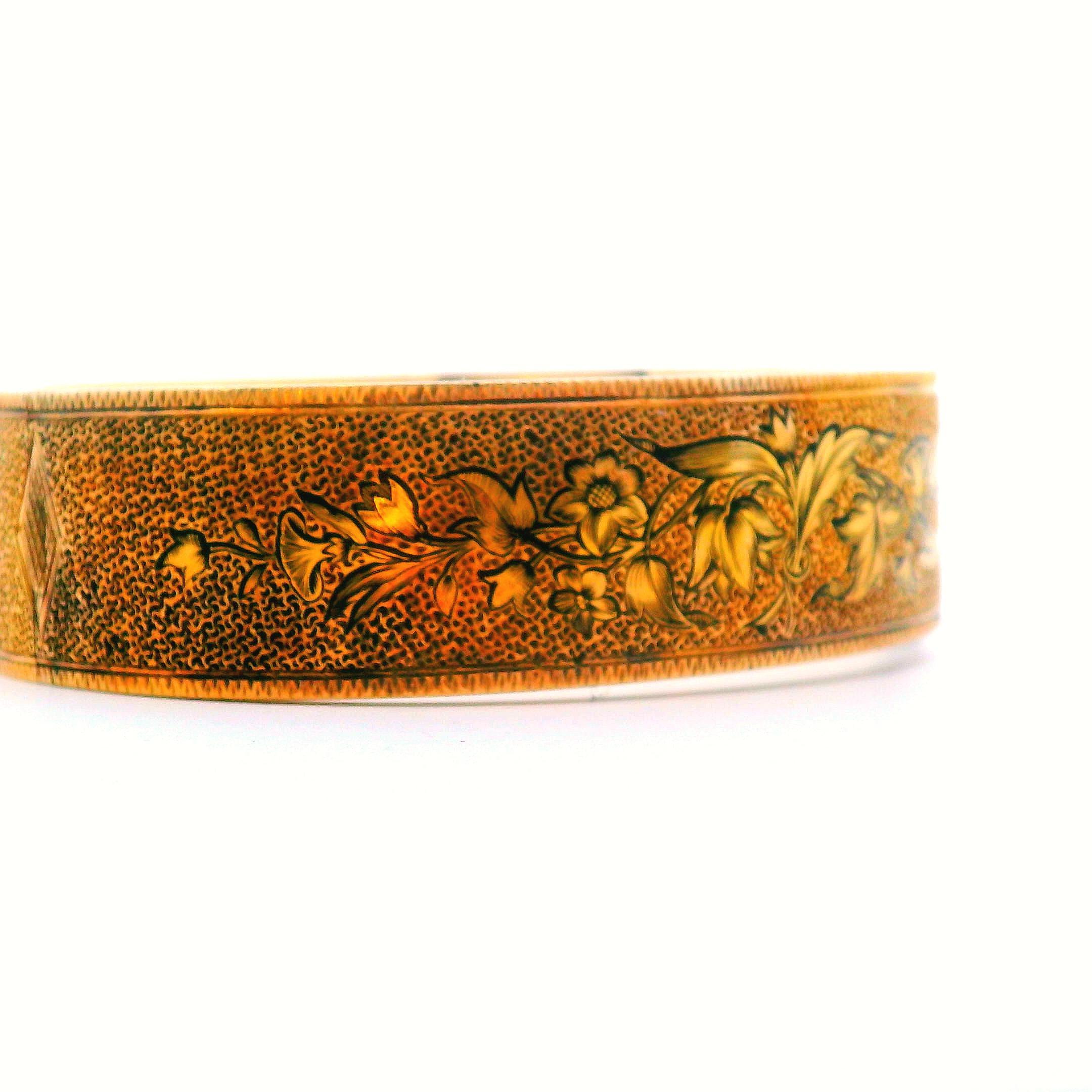 Ce magnifique bracelet victorien des années 1880 est émaillé d'un beau motif floral et est réalisé en or jaune 14k. Fabriqué en or jaune 14 carats, ce bracelet est réalisé avec des matériaux précieux et un savoir-faire artisanal de qualité qui lui
