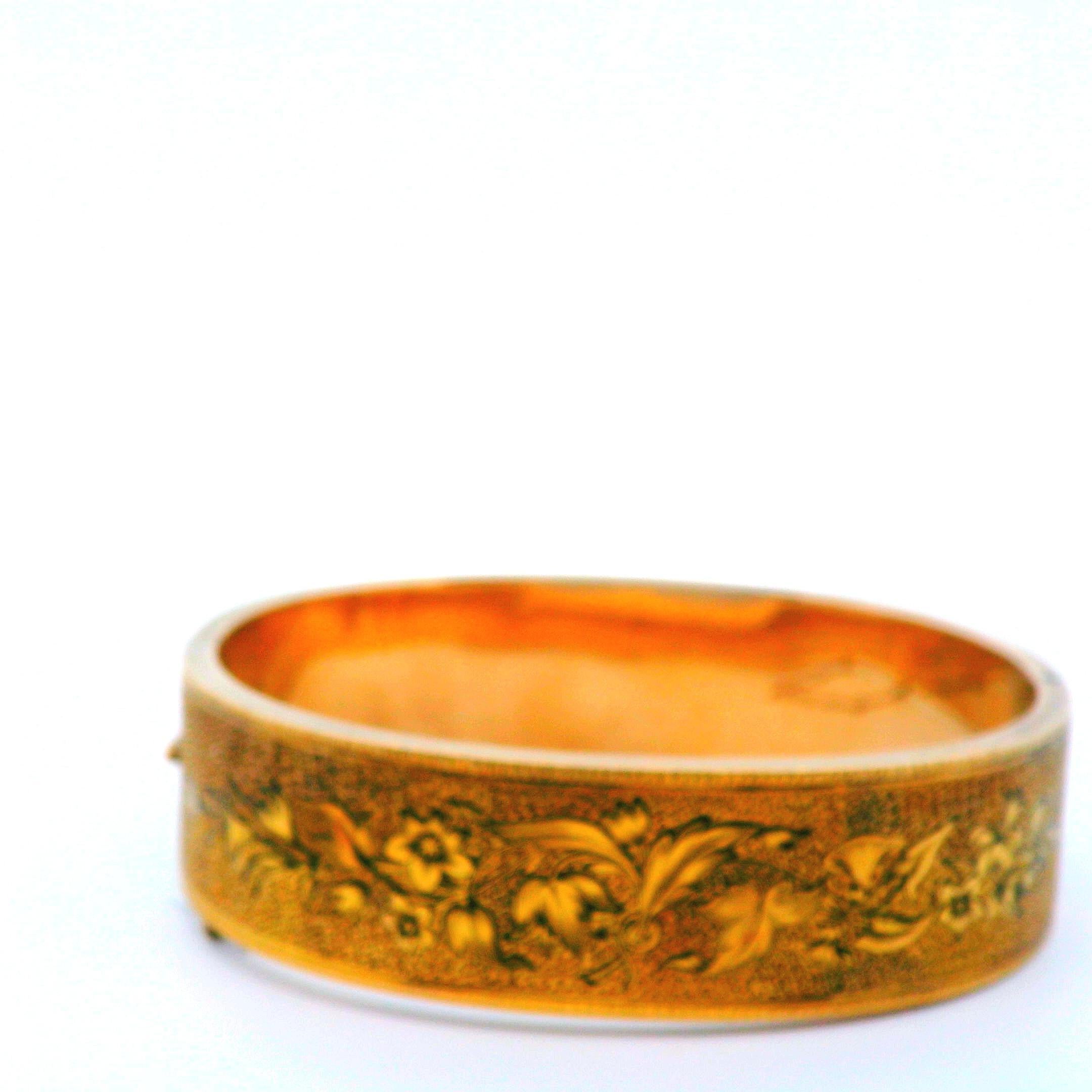 Victorian 14K yellow Gold Hinged Bangle ca 1880 For Sale 3