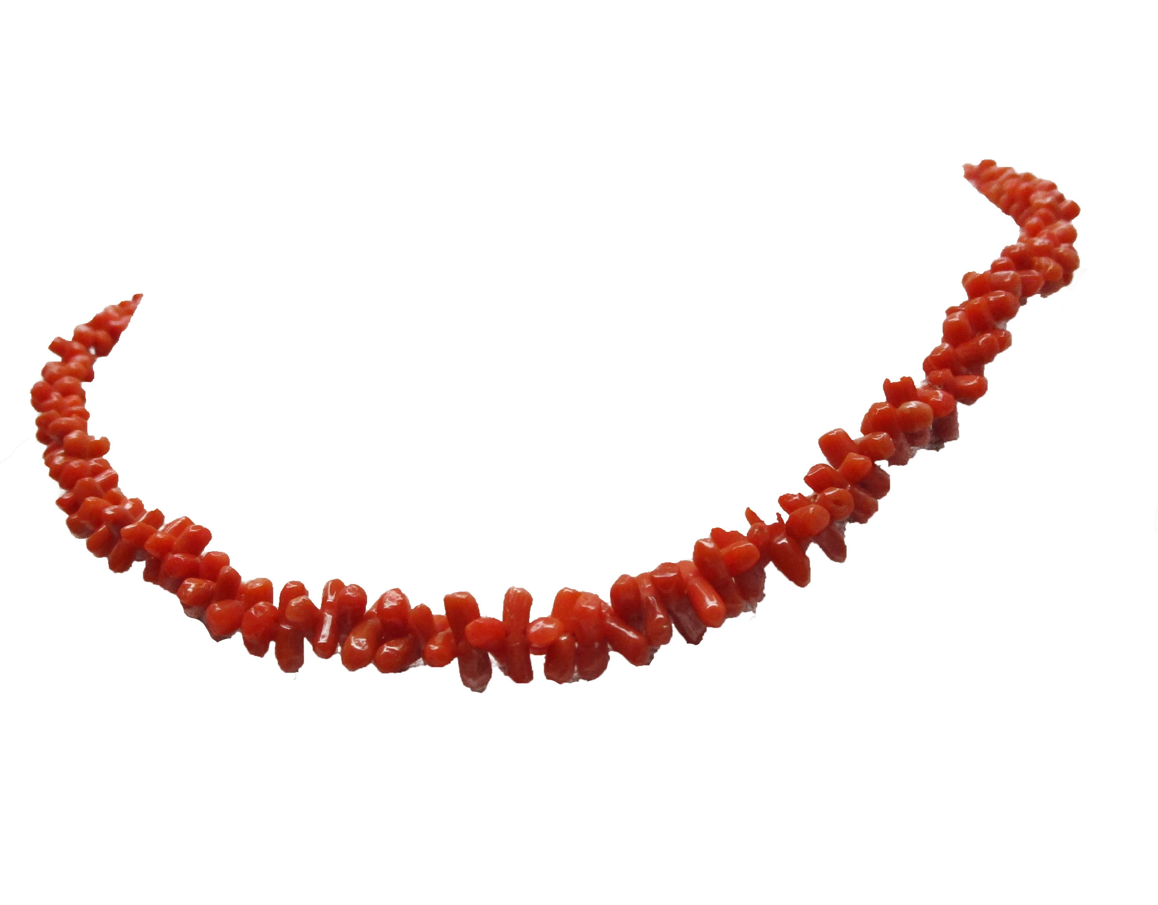 Viktorianischer Perlenstrang aus 14 Karat Gelbgold mit natürlicher roter Koralle für Damen oder Herren im Angebot