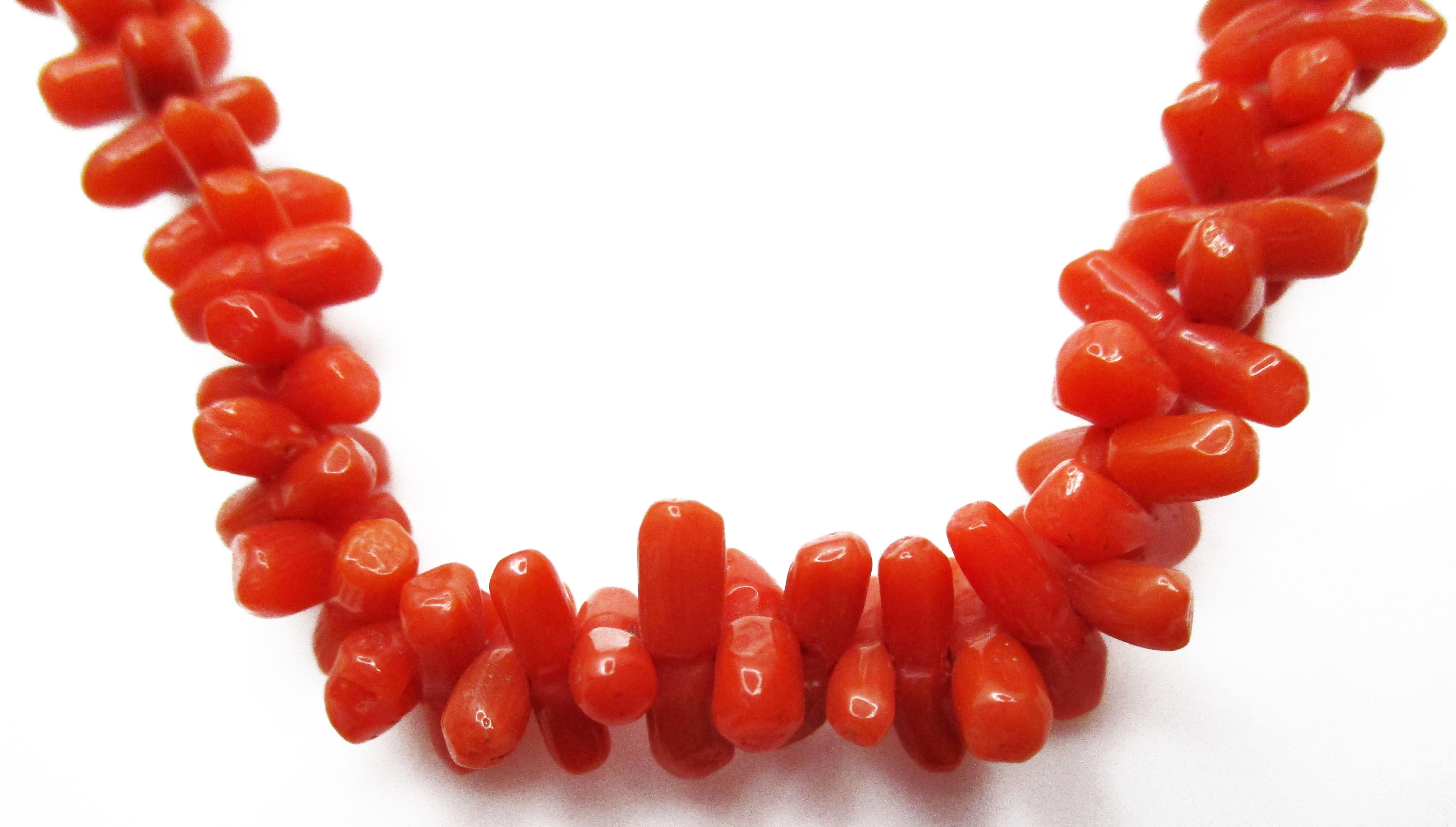 Viktorianischer Perlenstrang aus 14 Karat Gelbgold mit natürlicher roter Koralle im Angebot 1