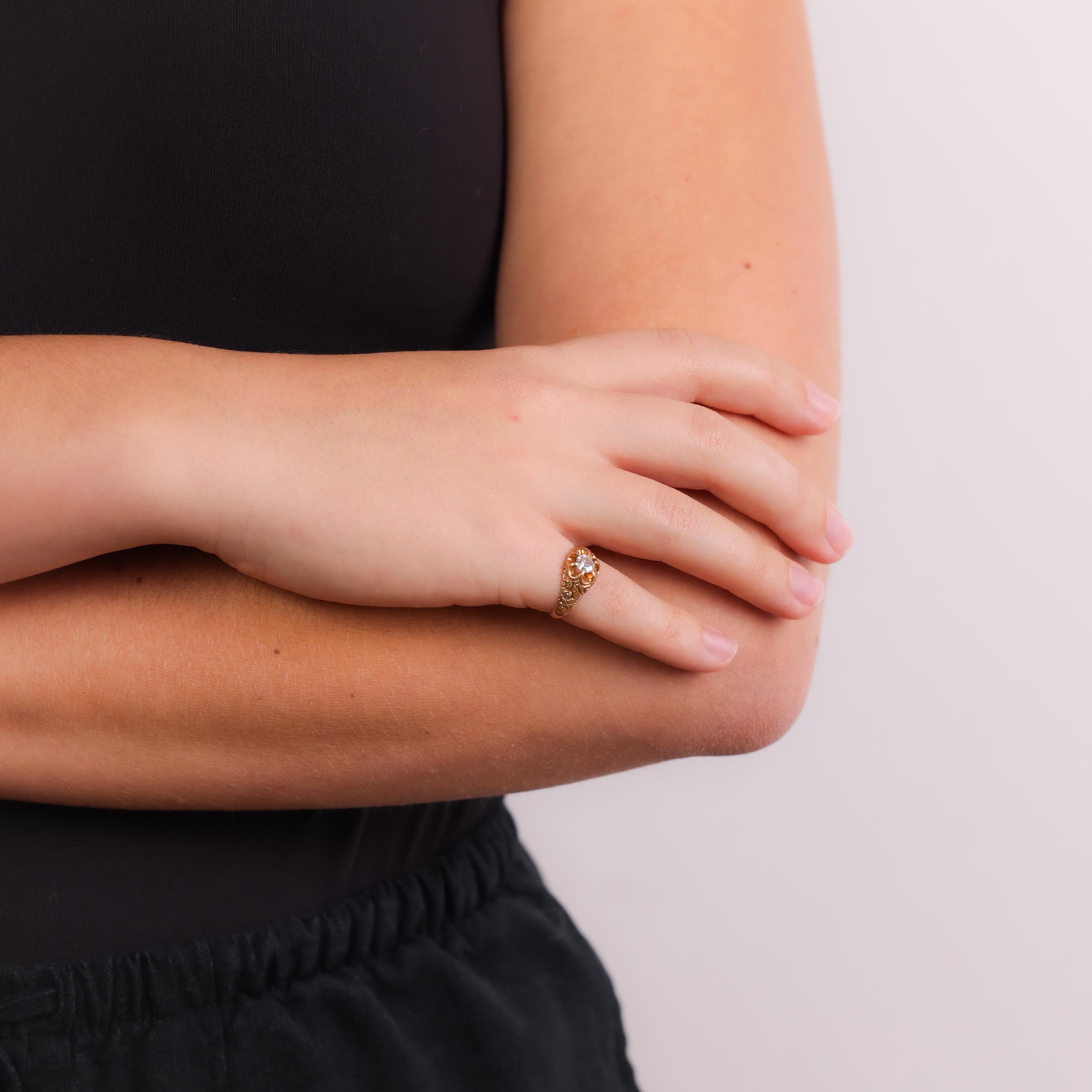 Dieser viktorianische Ring aus 14-karätigem Gelbgold mit einem 0,37-karätigen Diamanten im europäischen Altschliff strahlt zeitlose Eleganz und delikate Handwerkskunst aus den 1880er Jahren aus.

Mittelstein: Diamant im alten europäischen