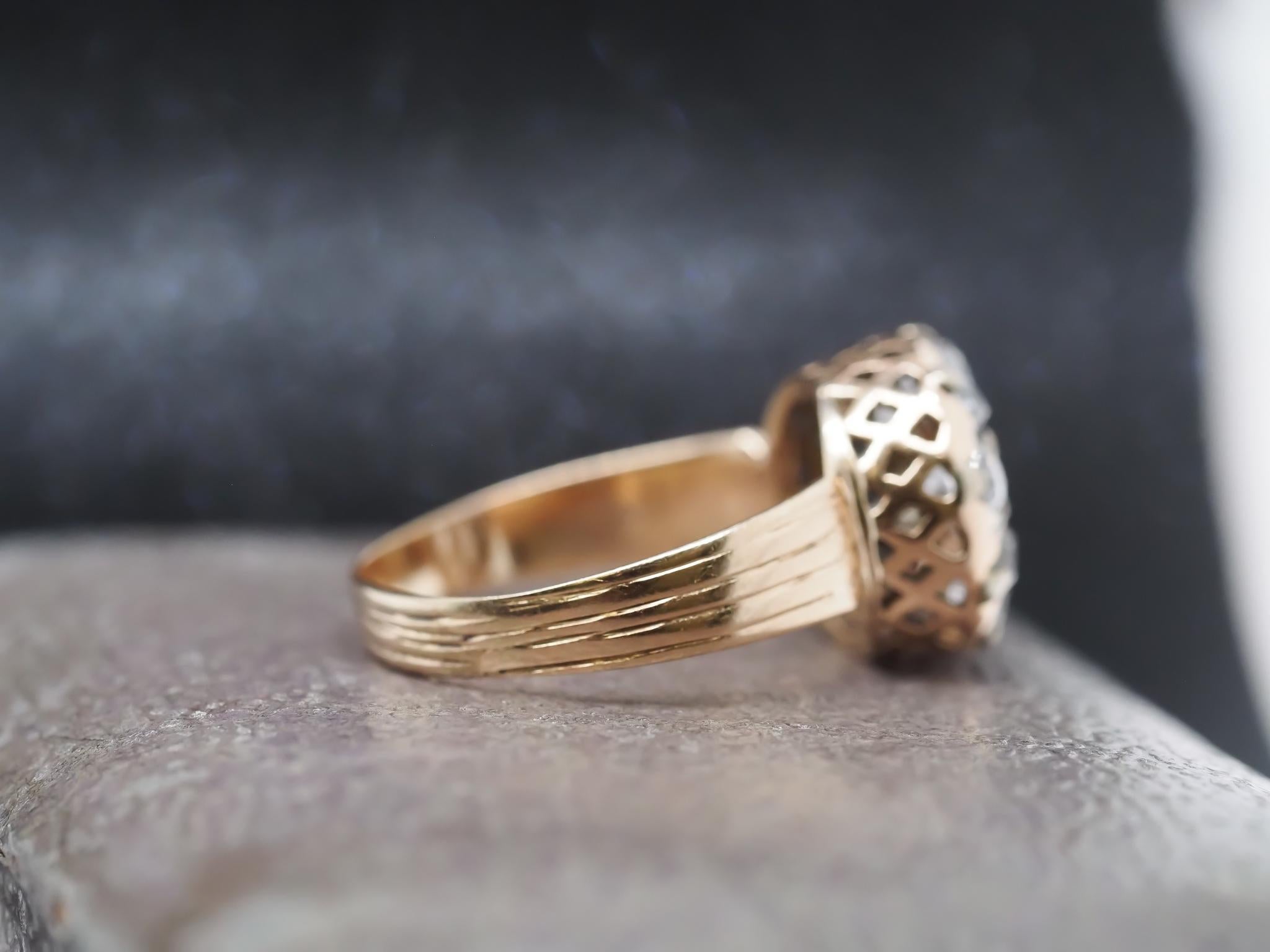 Taille vieille mine Bague victorienne en or jaune 14 carats avec grappe de diamants ancienne mine en vente