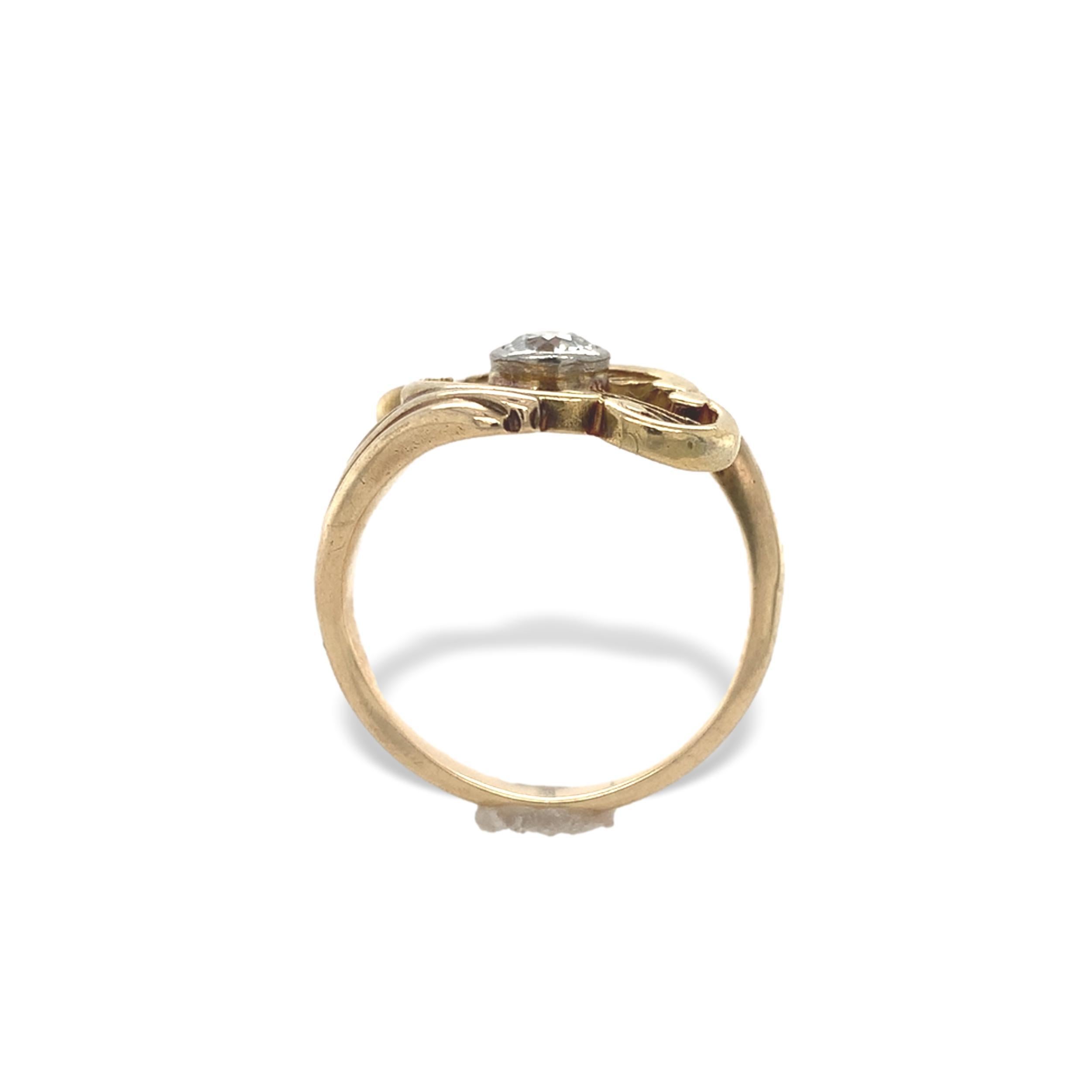 Anello vittoriano in oro giallo 14K con un diamante taglio europeo incastonato nel platino. Il diamante misura circa 4,3 mm di diametro per 2,5 mm di profondità e pesa circa .30cts. Il diamante ha una purezza VS e un colore H. H+I. L'anello ha una