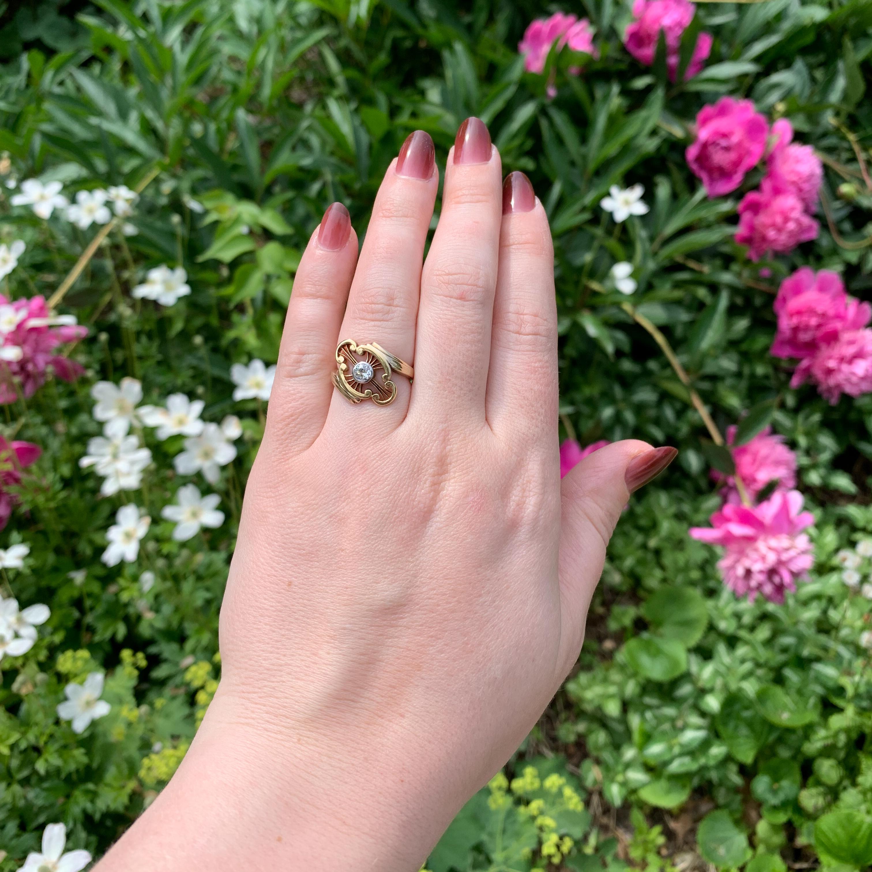 Donna Anello vittoriano in oro giallo 14k con lavorazione a filo e diamante incastonato in platino in vendita
