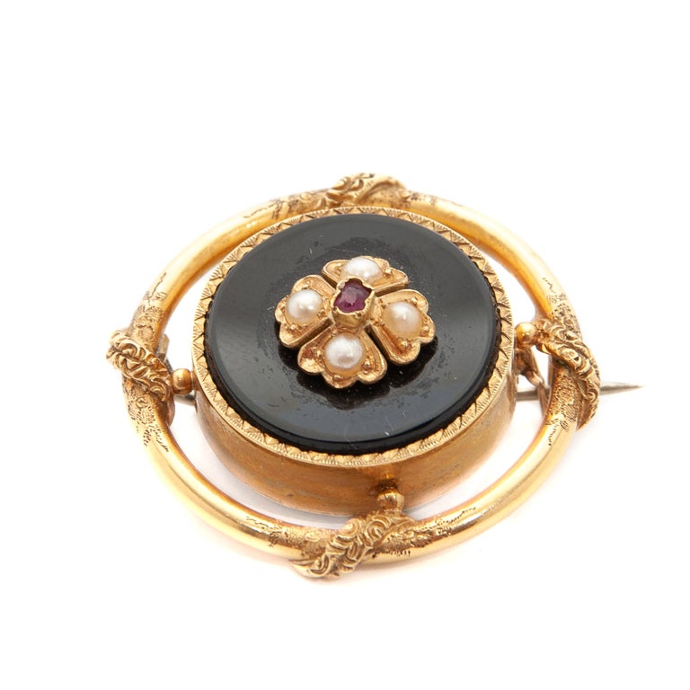 Victorian Onyx Ruby Seed Pearl 14 Karat Gold Brooch In Good Condition In Rotterdam, NL