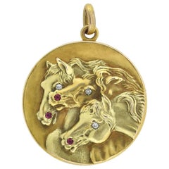 Médaillon victorien 14 carats « Les chevaux du pharaon » avec boîte