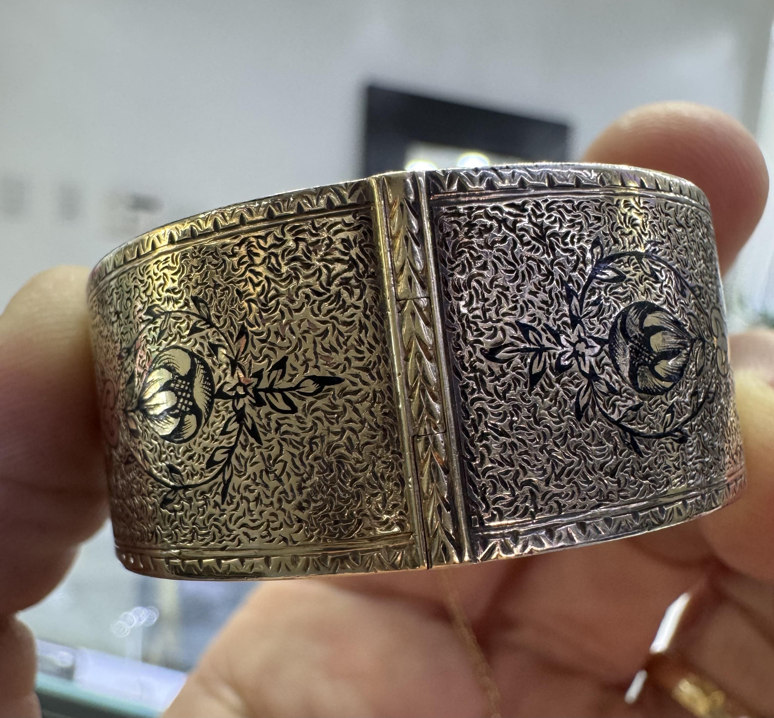Bracelet victorien en or 14k. Le bracelet présente des gravures complexes avec un motif floral central, entouré de volutes et de feuilles ornées. Le bracelet est  un bracelet de mariage, offert lors des fiançailles ou du mariage pour signifier
