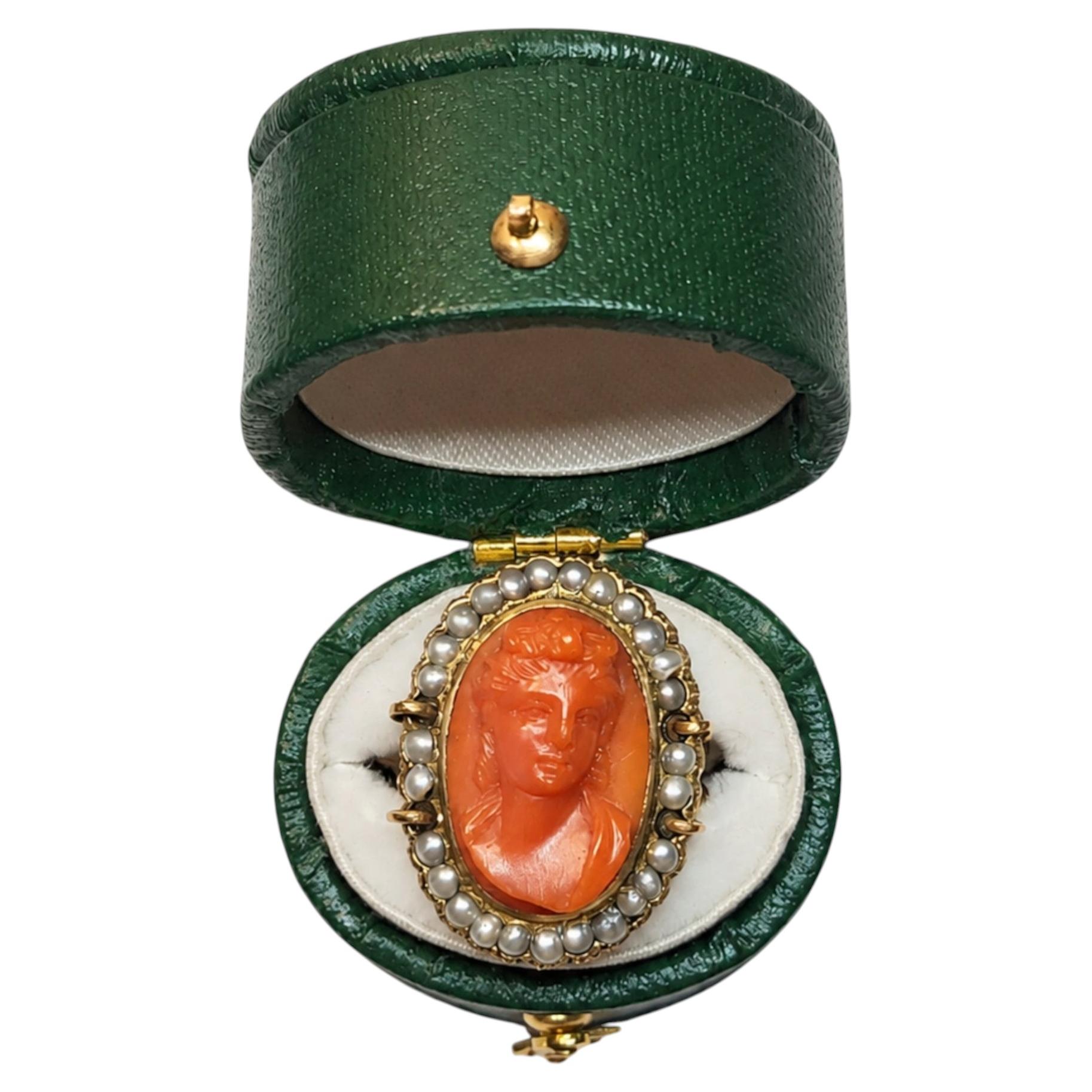 Viktorianischer Ring aus 14-karätigem Gold mit Korallenkamee und Saatperlen, CIRCA 1860-1880 im Angebot