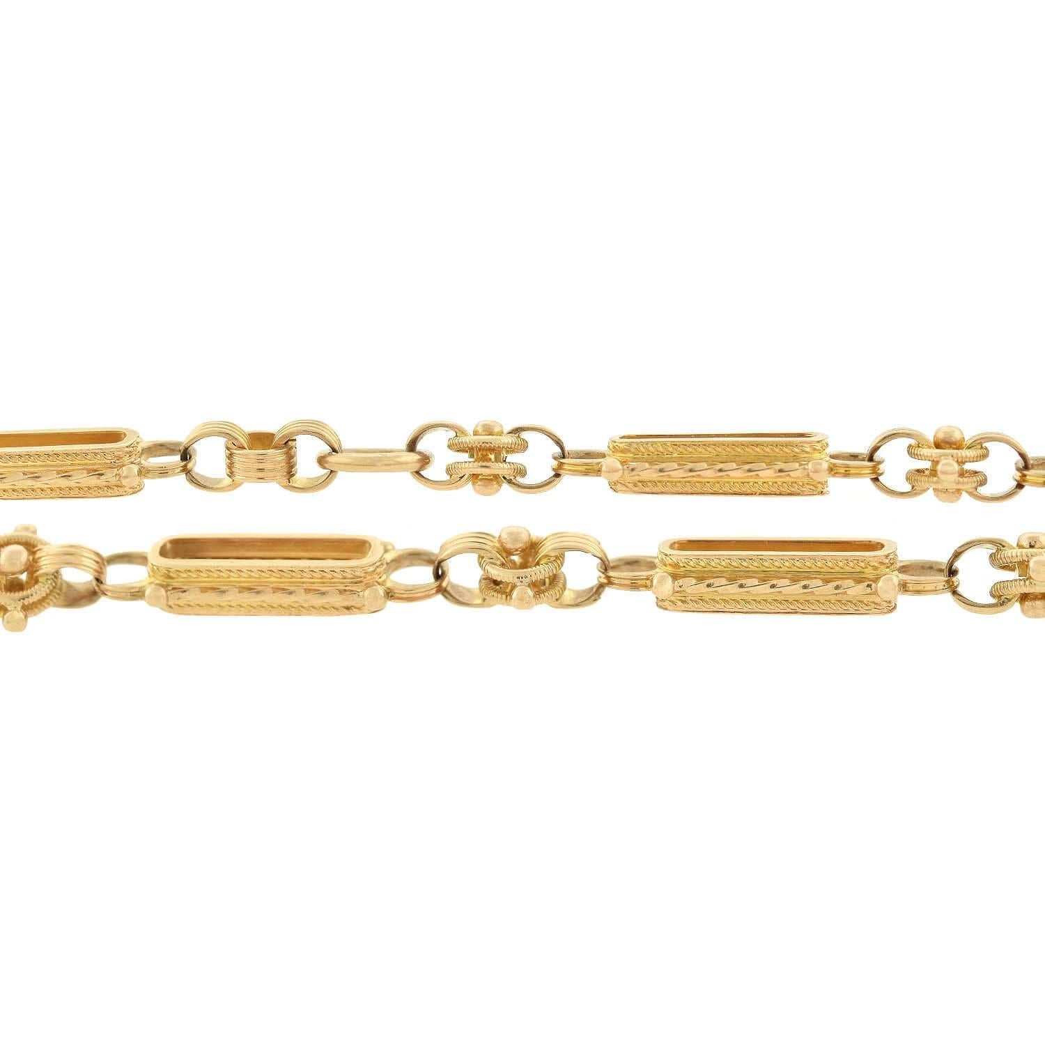 Un superbe collier de chaîne de montre de l'époque victorienne (ca1880s) ! Réalisée en or jaune 14 carats, la chaîne de montre alterne entre des maillons ovales allongés ornés d'accents torsadés et des maillons ronds et enroulés avec des détails