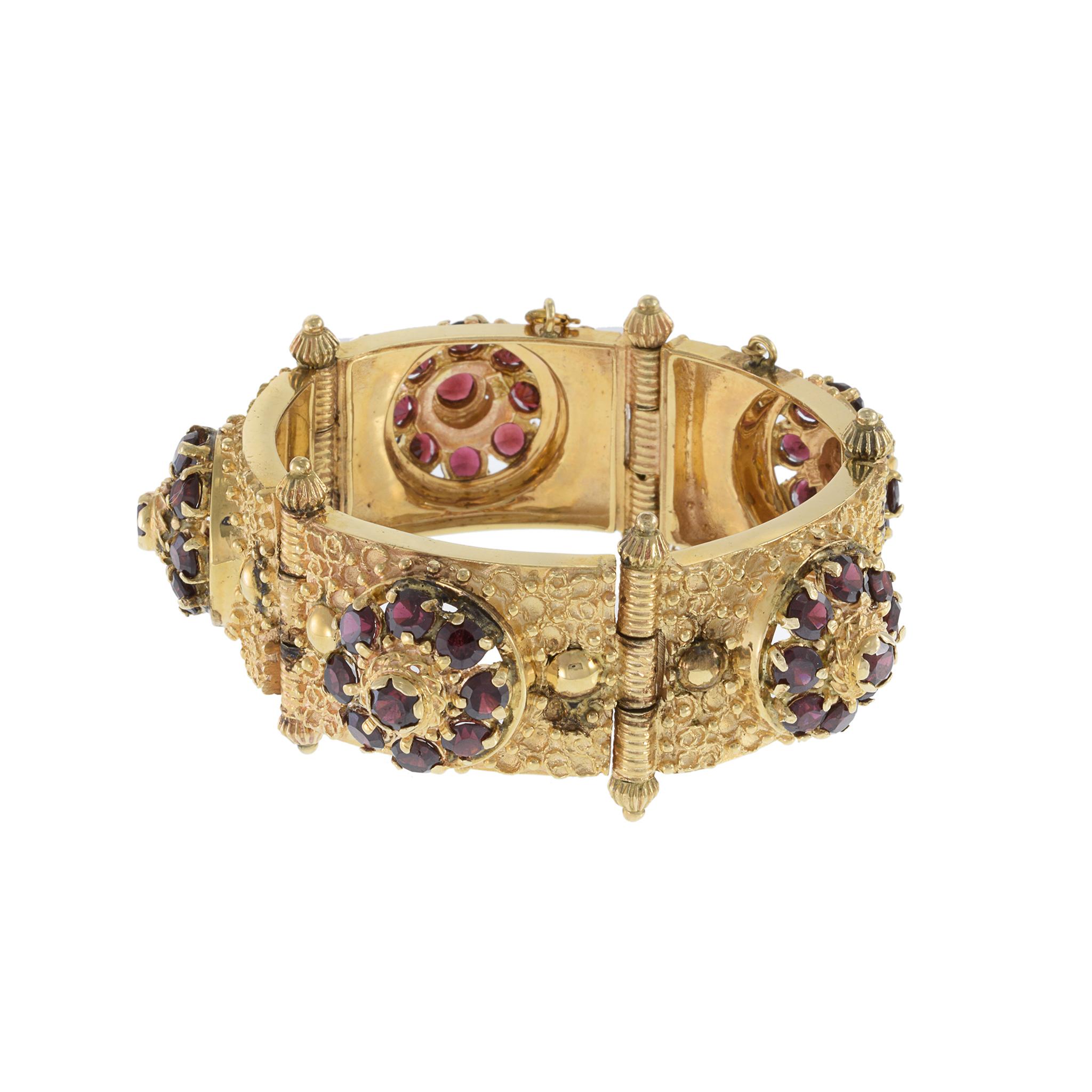 Lasciati conquistare dal fascino opulento di questo bracciale vittoriano in oro giallo 14KT con 25,01CT-TW di granati rossi a taglio rotondo, per un peso di 91,09 grammi.