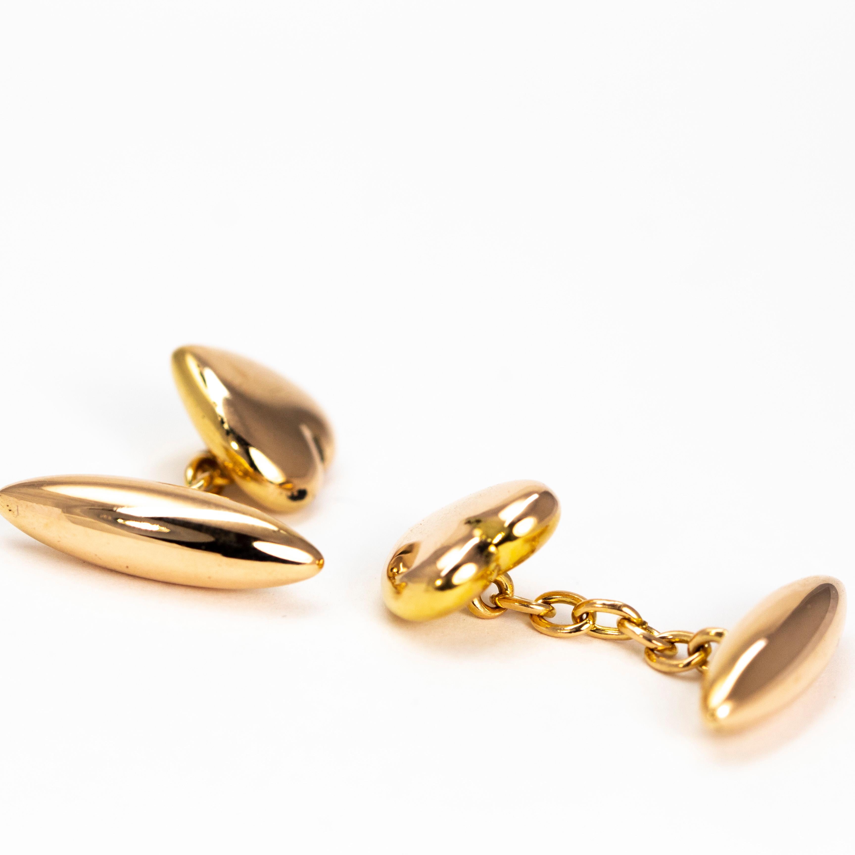 These stylish cuff links hold a glossy gold torpedo shape on one side of the chain and a gorgeous heart on the other. 

Torpedo Dimensions: 21.5x6mm 
Heart Dimensions: 13x13mm 

Weight: 5.5g