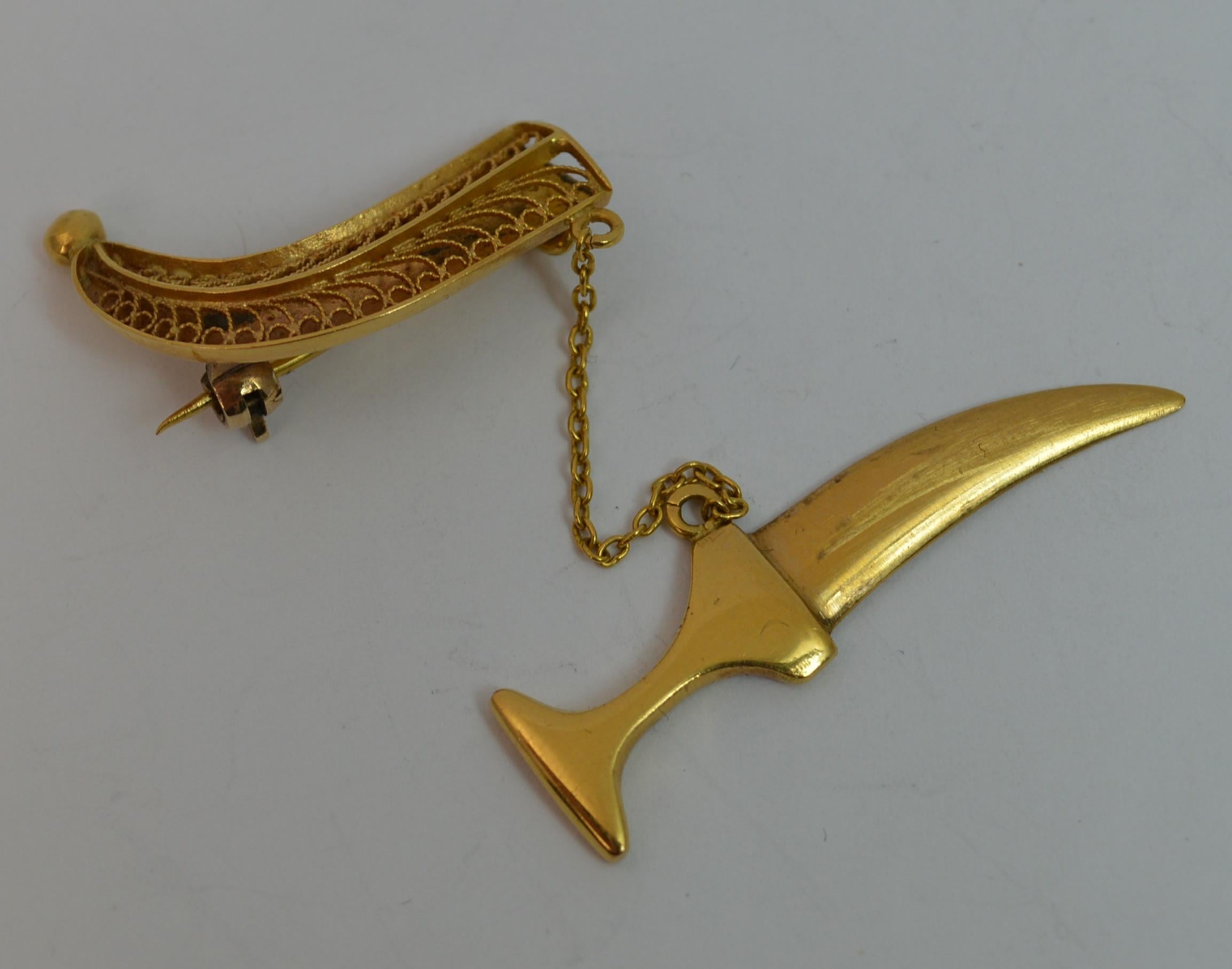 Victorian 15 Carat Gold Khanjar Dagger and Scabbard Brooch, circa 1880 In Good Condition In St Helens, GB