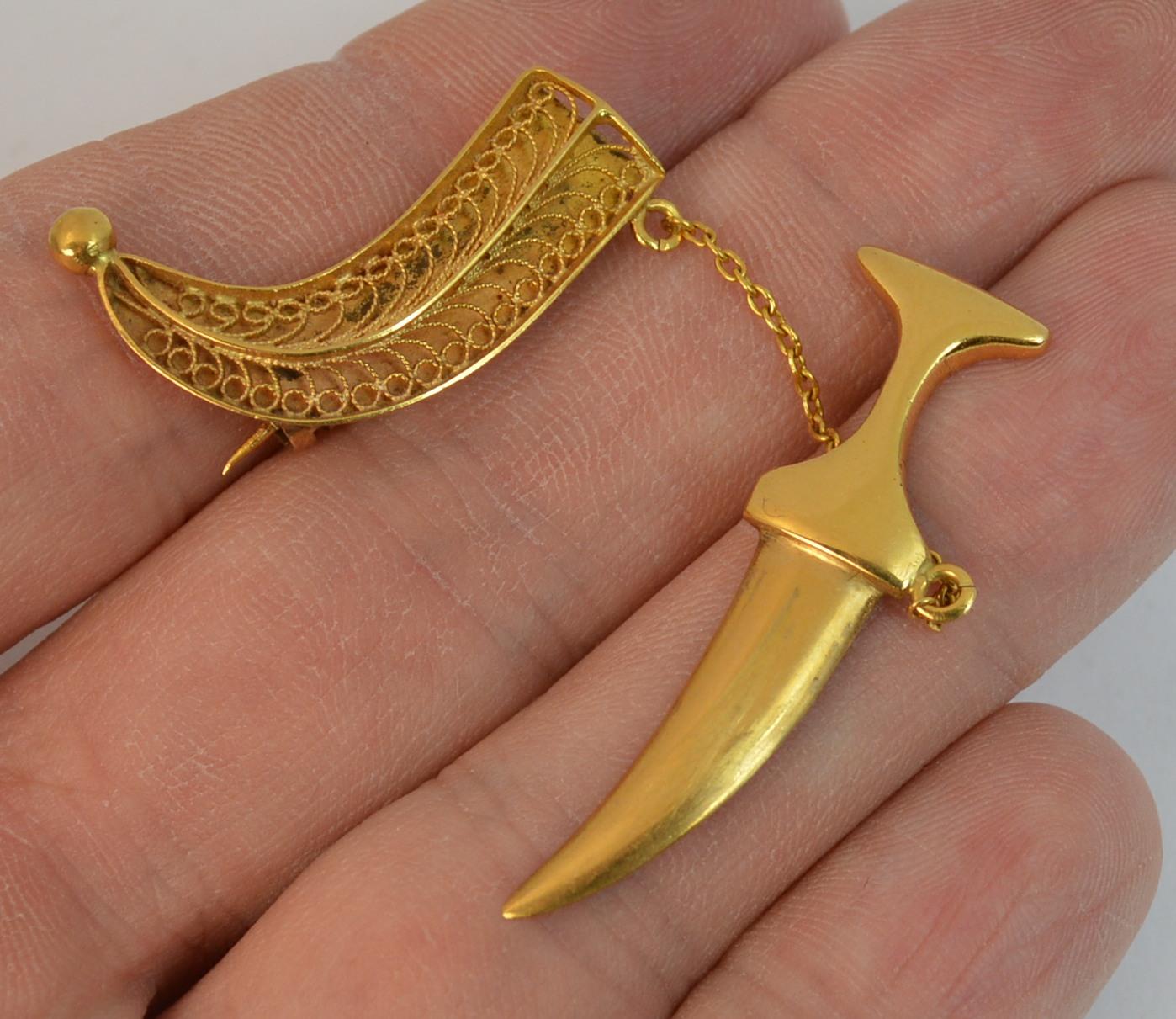 Victorian 15 Carat Gold Khanjar Dagger and Scabbard Brooch, circa 1880 2