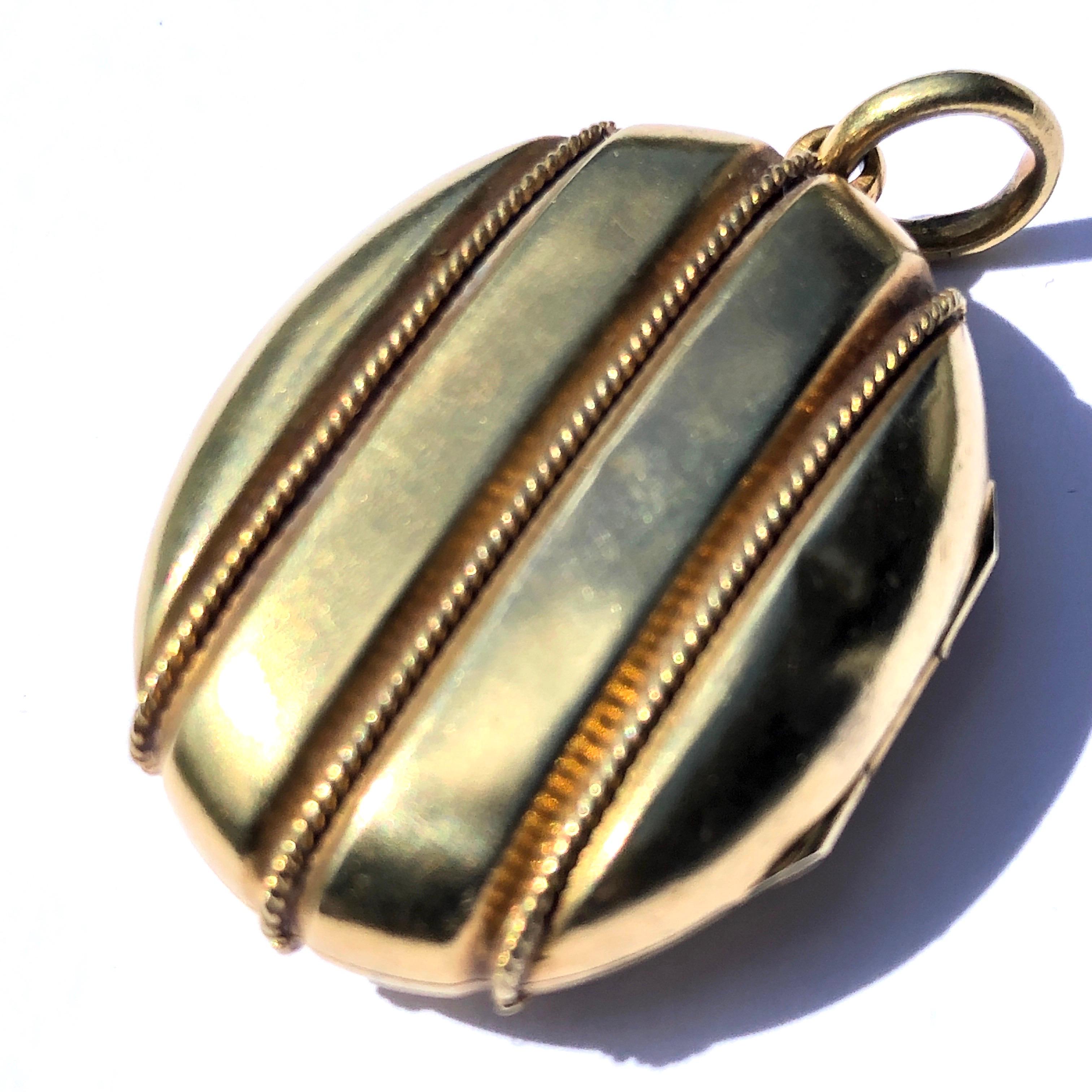 This glossy 15ct gold locket has delicate rope twist detail that carries on right the way around the locket. On the inside there is a colour portrait of a sweet girl. 

Top To Bottom: 40mm

Weight: 7.6g