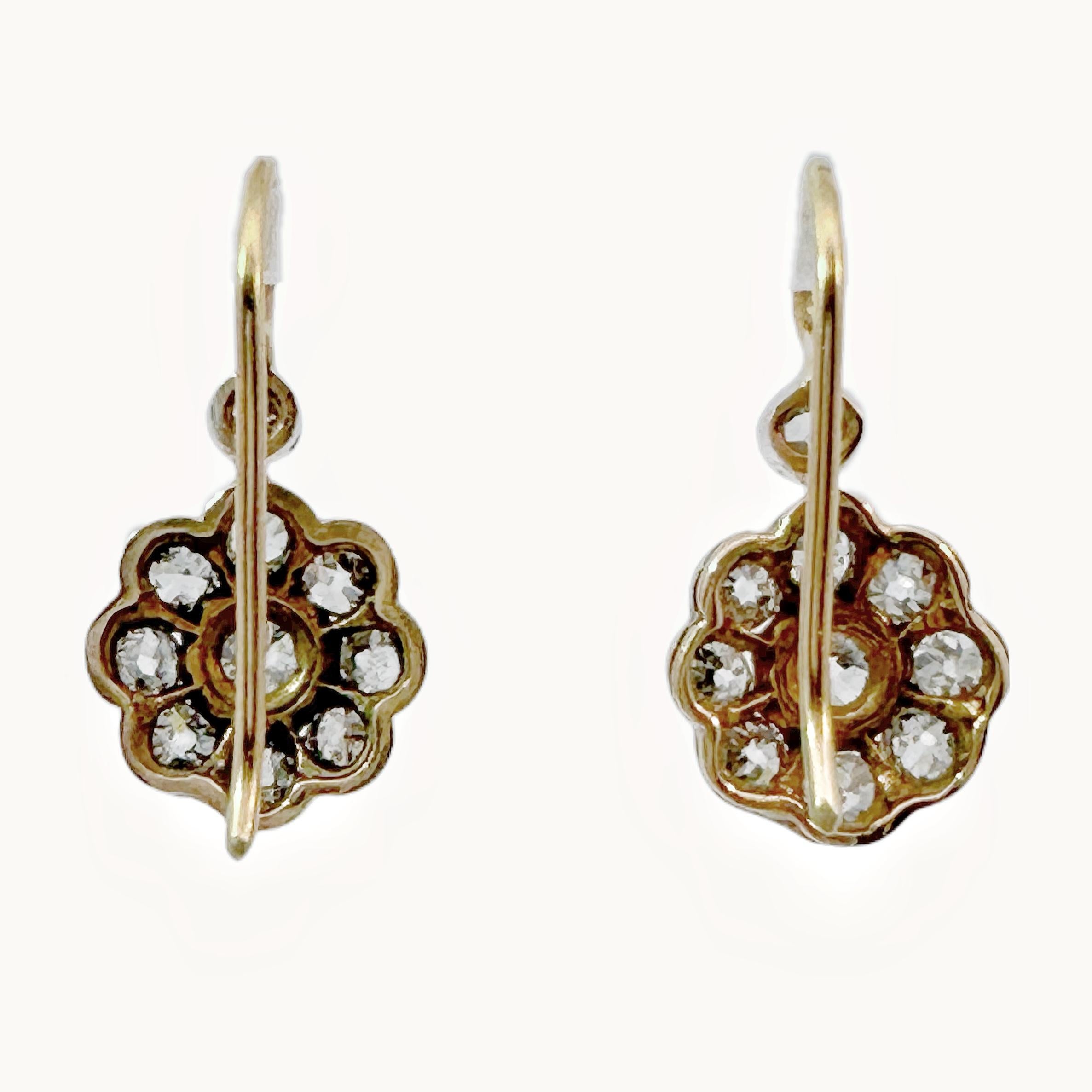 
Eleganter viktorianischer Charme trifft auf schillernde Brillanz in diesen Diamantcluster-Ohrringen. Mit insgesamt 1,5 Karat in Altschliff-Diamanten, fachmännisch handgefertigt in 18 Karat Weiß- und Gelbgold um 1900.


Zeitraum
Viktorianisch, um