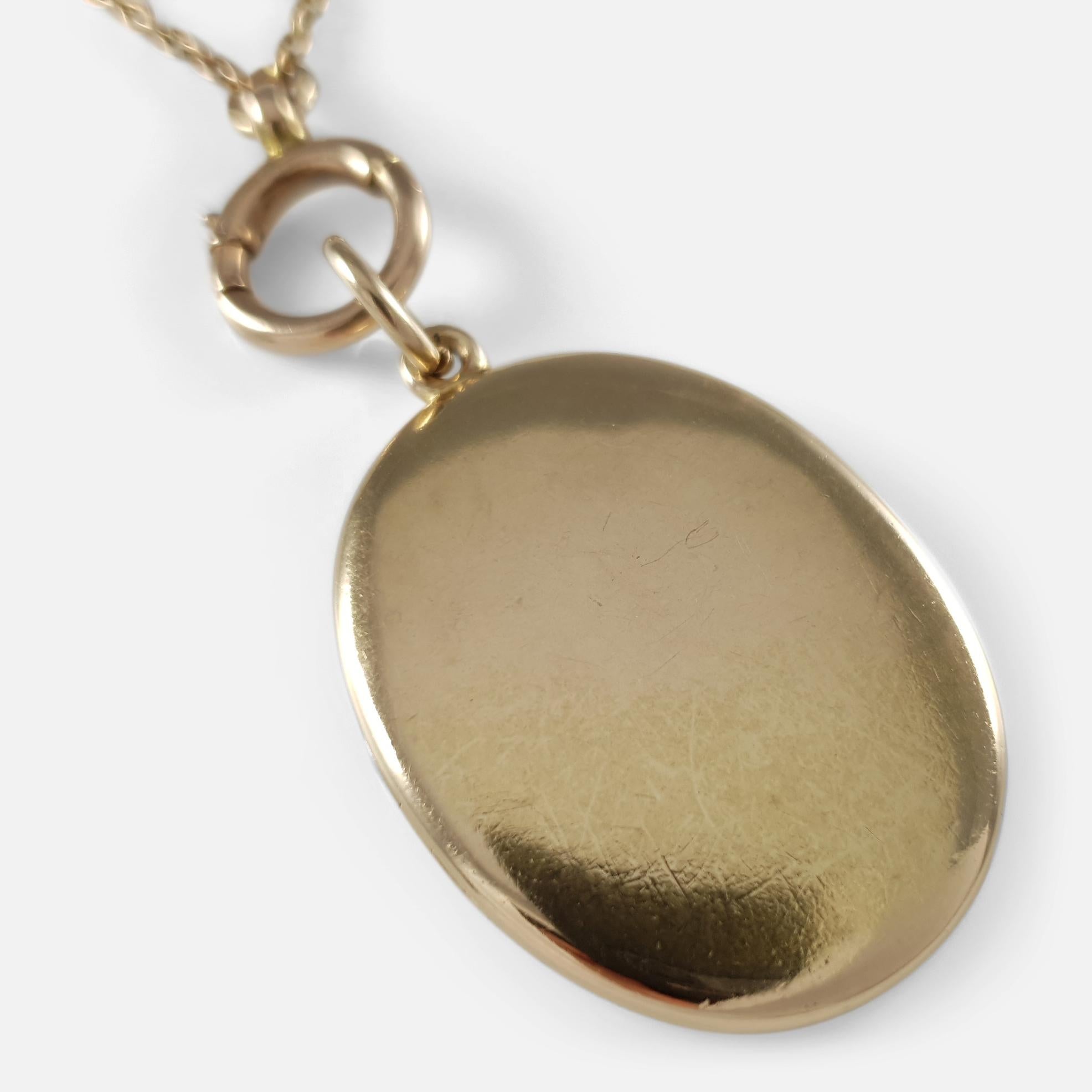 Victorian 15 Carat Gold Engraved Memorial Locket Pendant with Chain In Good Condition In Glasgow, GB