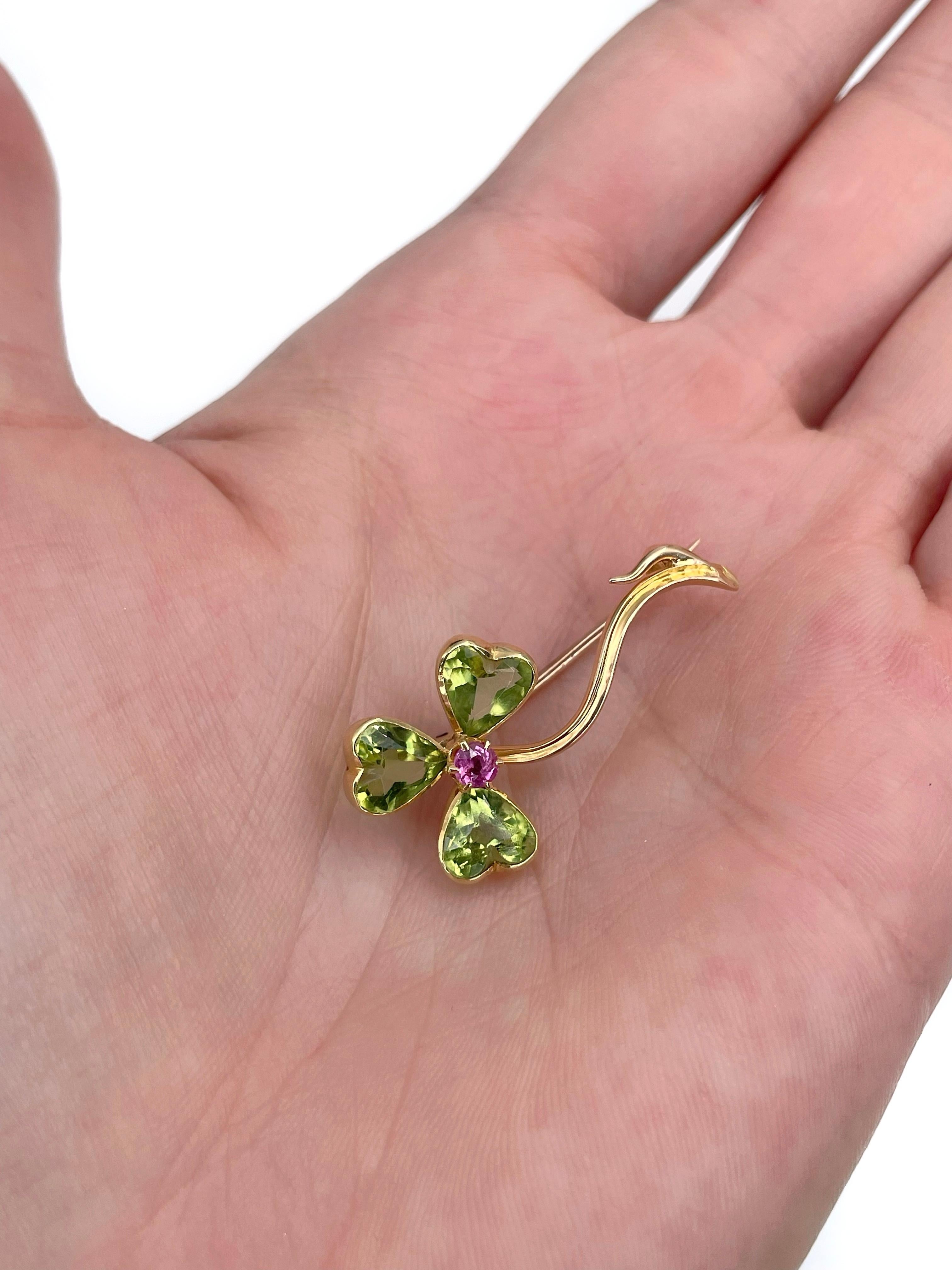 This is a playful Victorian three leaf clover bar brooch crafted in 15K yellow gold. The piece features 3 heart cut peridots and 1 round cut ruby (0.16ct, stpR 4/4, SI). 

Has a C clasp. 

Weight: 3.39g
Size: 3.2x1.5cm

———

If you have any