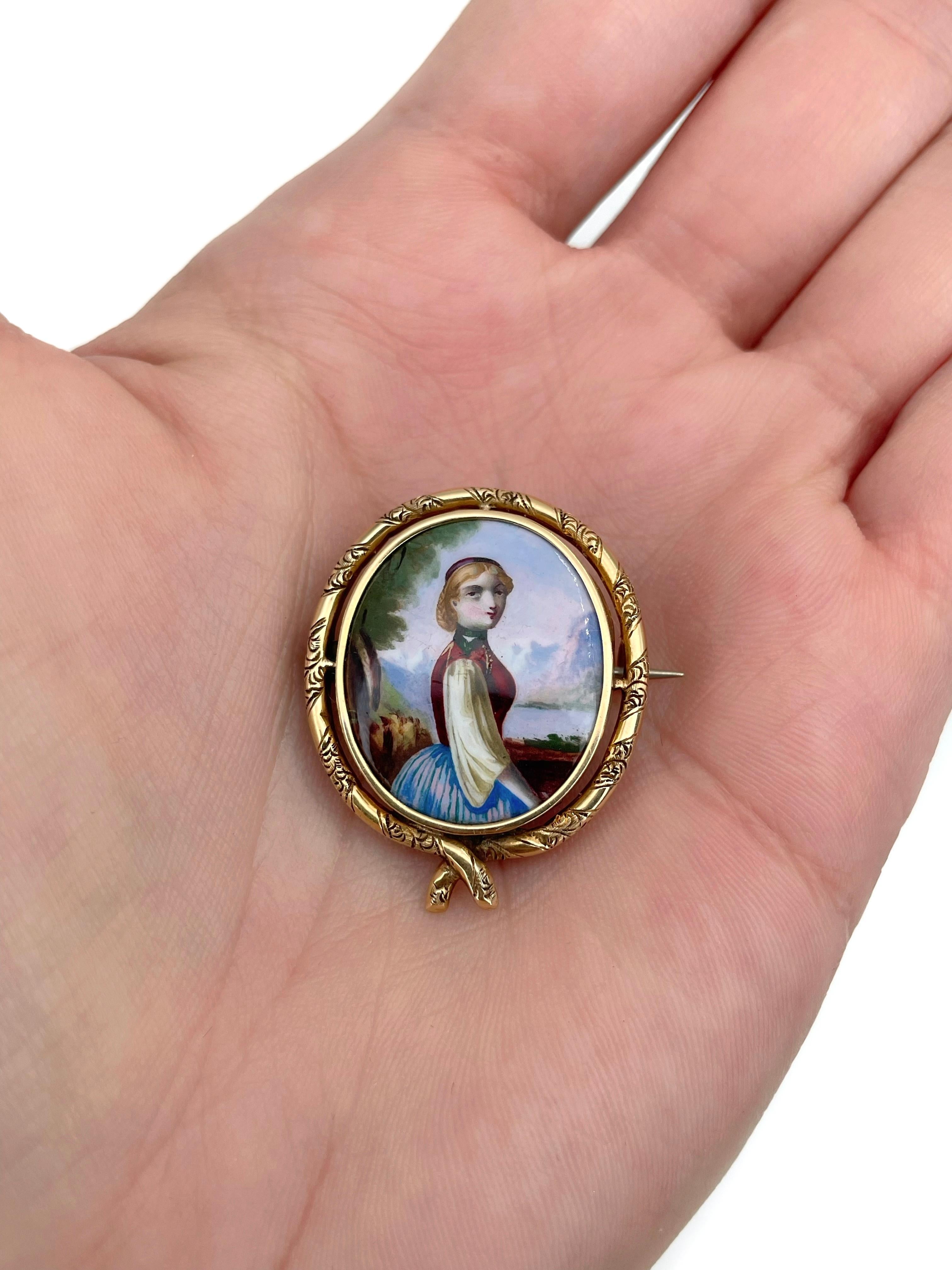 Se trata de un broche oval victoriano. La montura está fabricada en oro de 15 quilates, aguja - metal base. Alrededor de 1840. 

La pieza presenta un retrato en miniatura que representa a una dama. Está pintado a mano sobre porcelana.

Peso: 3,84