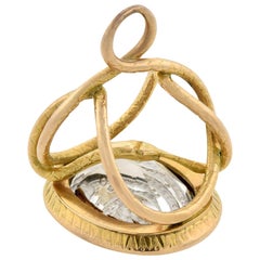 Pendentif Victorien en or 15 carats, quartz de roche et cristal « serpent » avec bouton en taille-douce